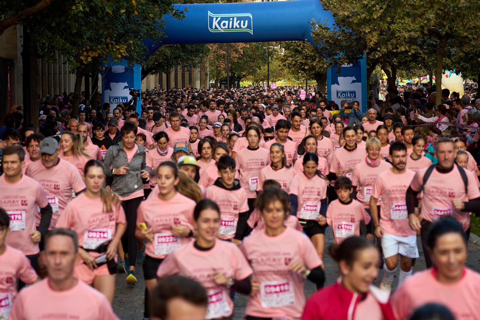 Fotos de la marcha solidaria en la lucha contra el cáncer de mama de Pamplona