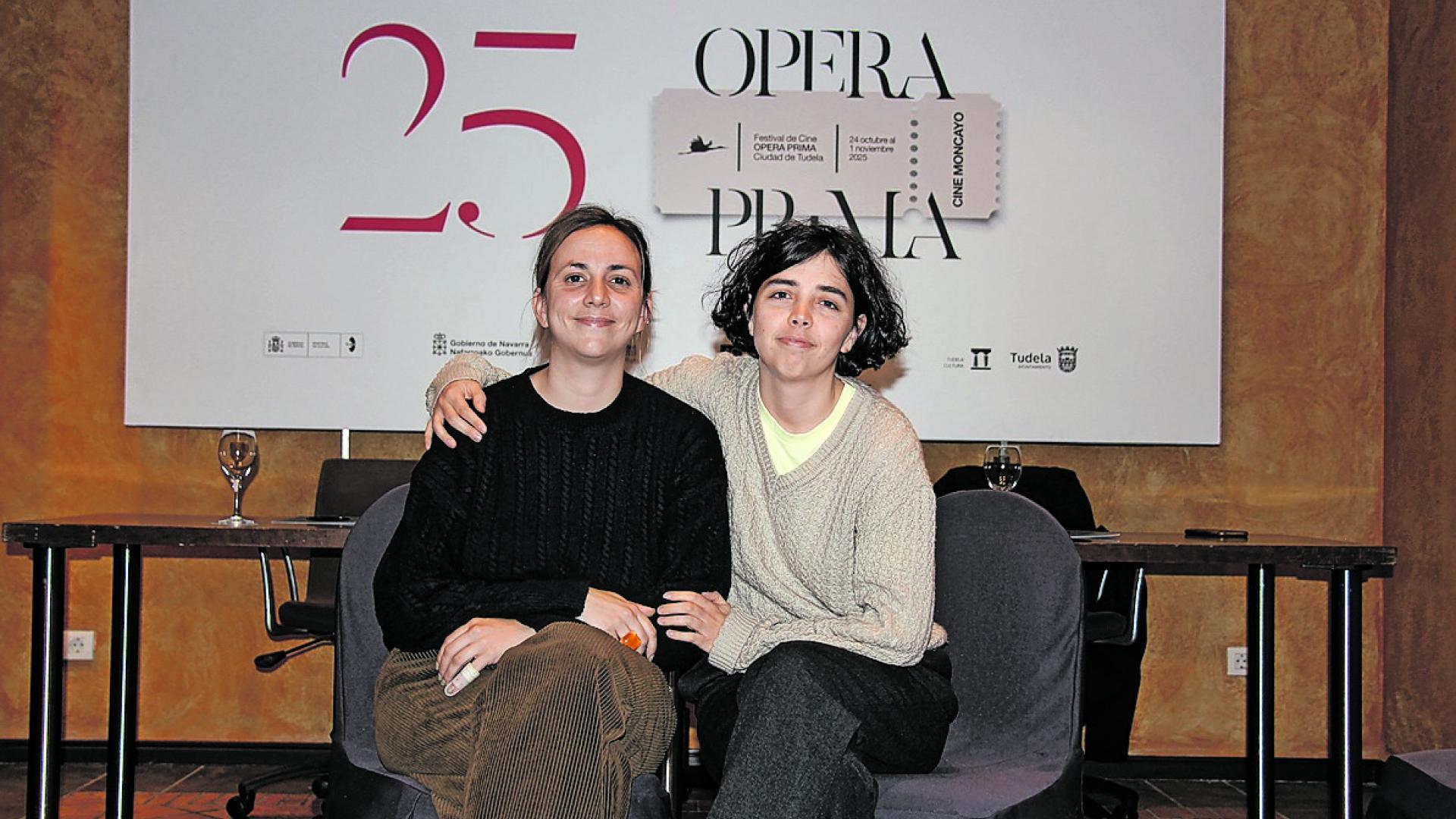 Carmen Garrido (izq.), productora de la película, y Sara Fantova, este domingo 26 de octubre en Tudela