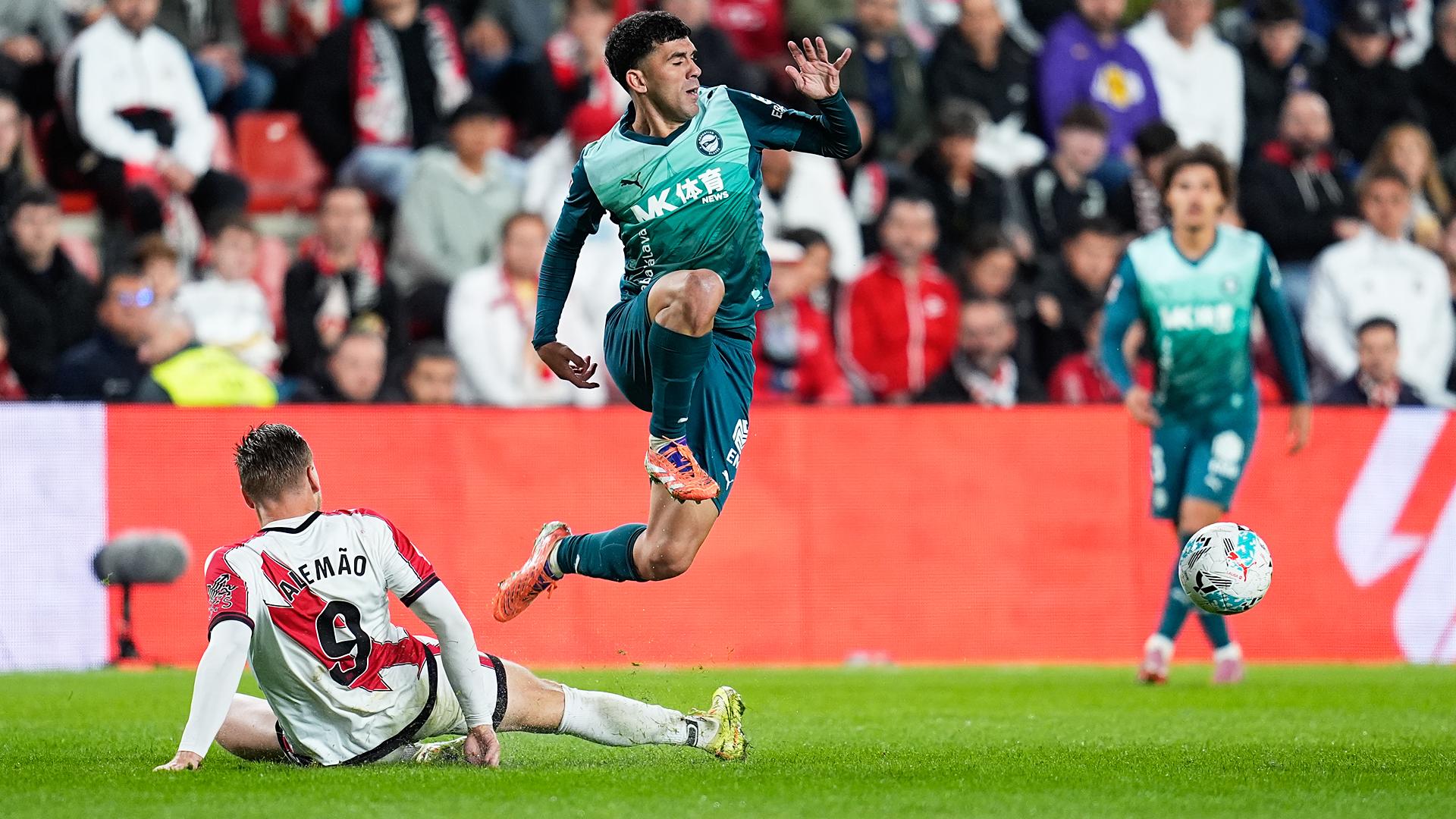 El delantero del Rayo y autor del único tanto del encuentro, Alemao, trata de frenar el avance del jugador del Alavés, Carles Aleñá /