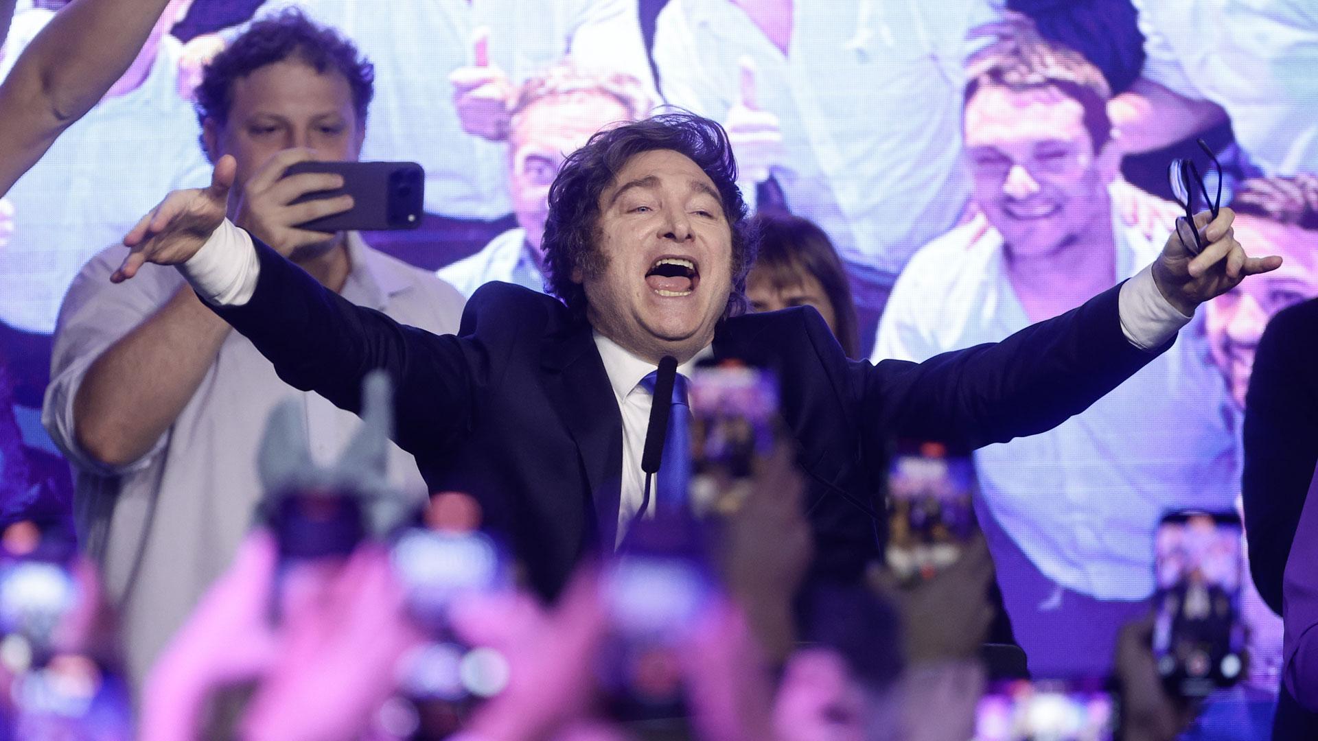 El presidente de Argentina, Javier Milei, habla ante sus seguidores tras ganar las elecciones legislativas con el 39 % de los votos