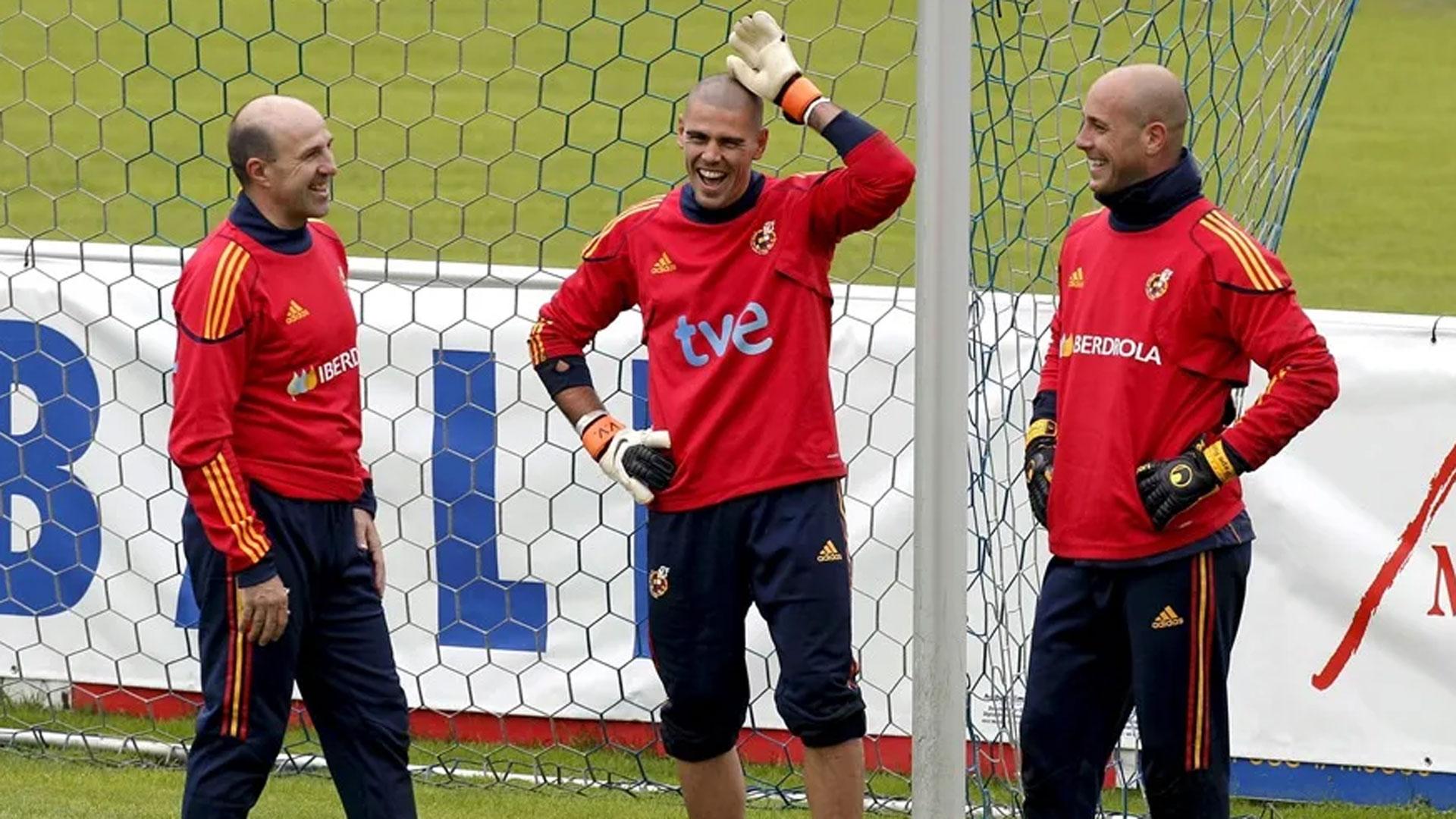 Los exguardametas de la selección española de fútbol Pepe Reina (d) y Víctor Valdés (c) conversan con el entonces preparador de porteros José Manuel Ochotorena