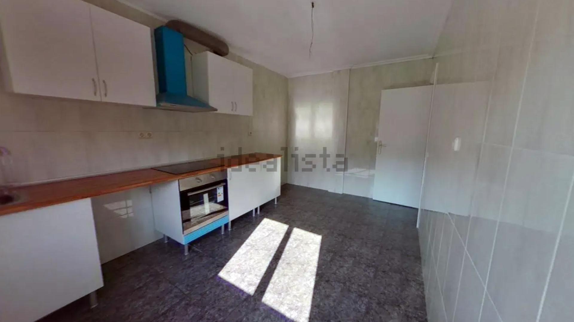 Cocina semi amueblada en el piso disponible en Buztintxuri