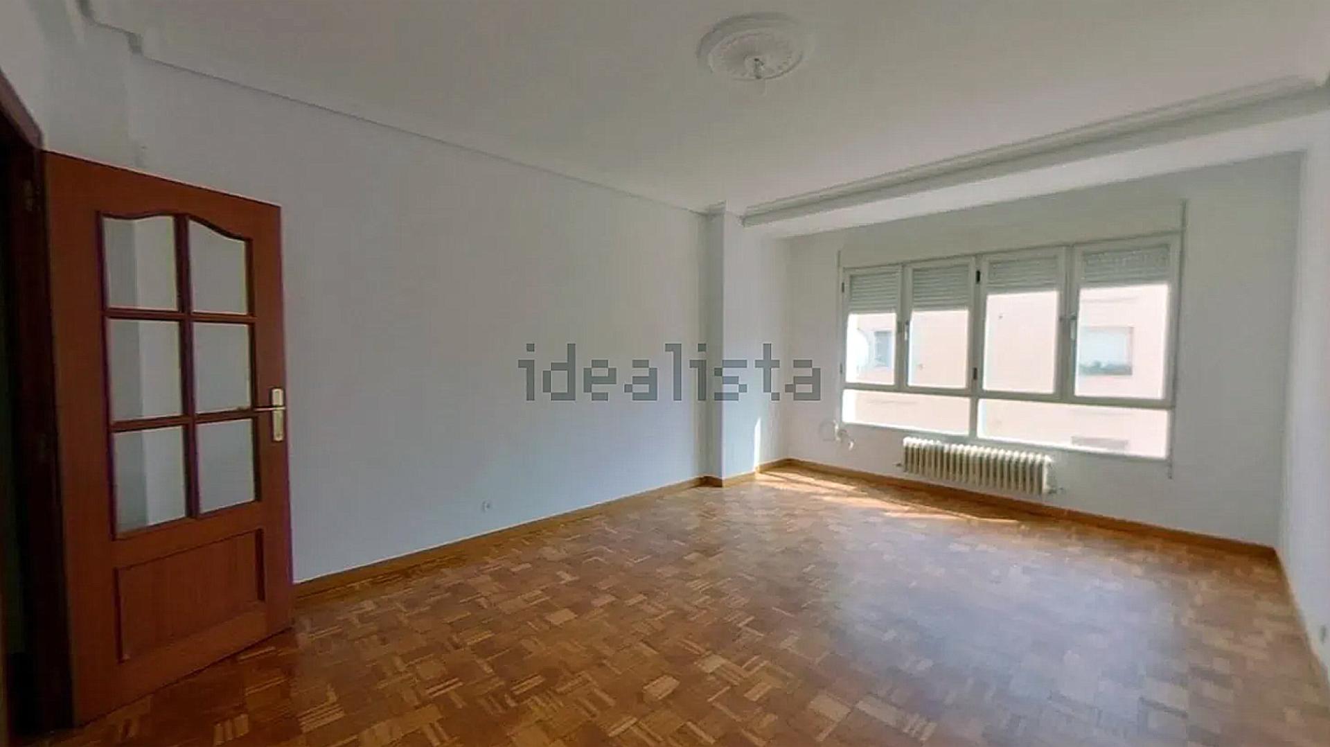 Salón del piso okupado a la venta en la Rochapea