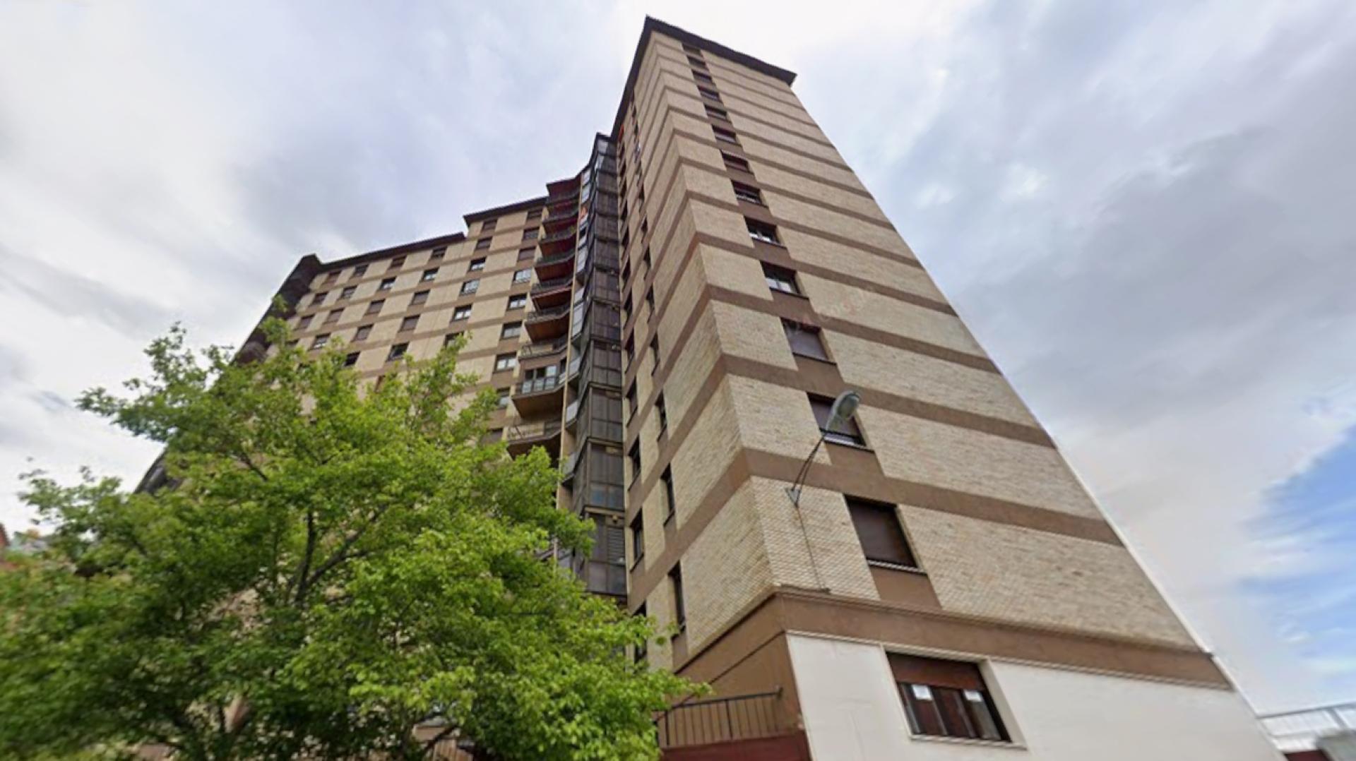 Fachada del edificio donde se vende un inmueble okupado en San Juan