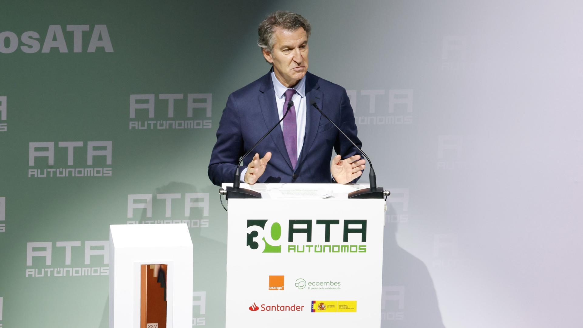 El líder del Partido Popular, Alberto Núñez Feijóo, interviene durante la entrega de los XXIV premios Autónomo del Año en Madrid, este lunes
