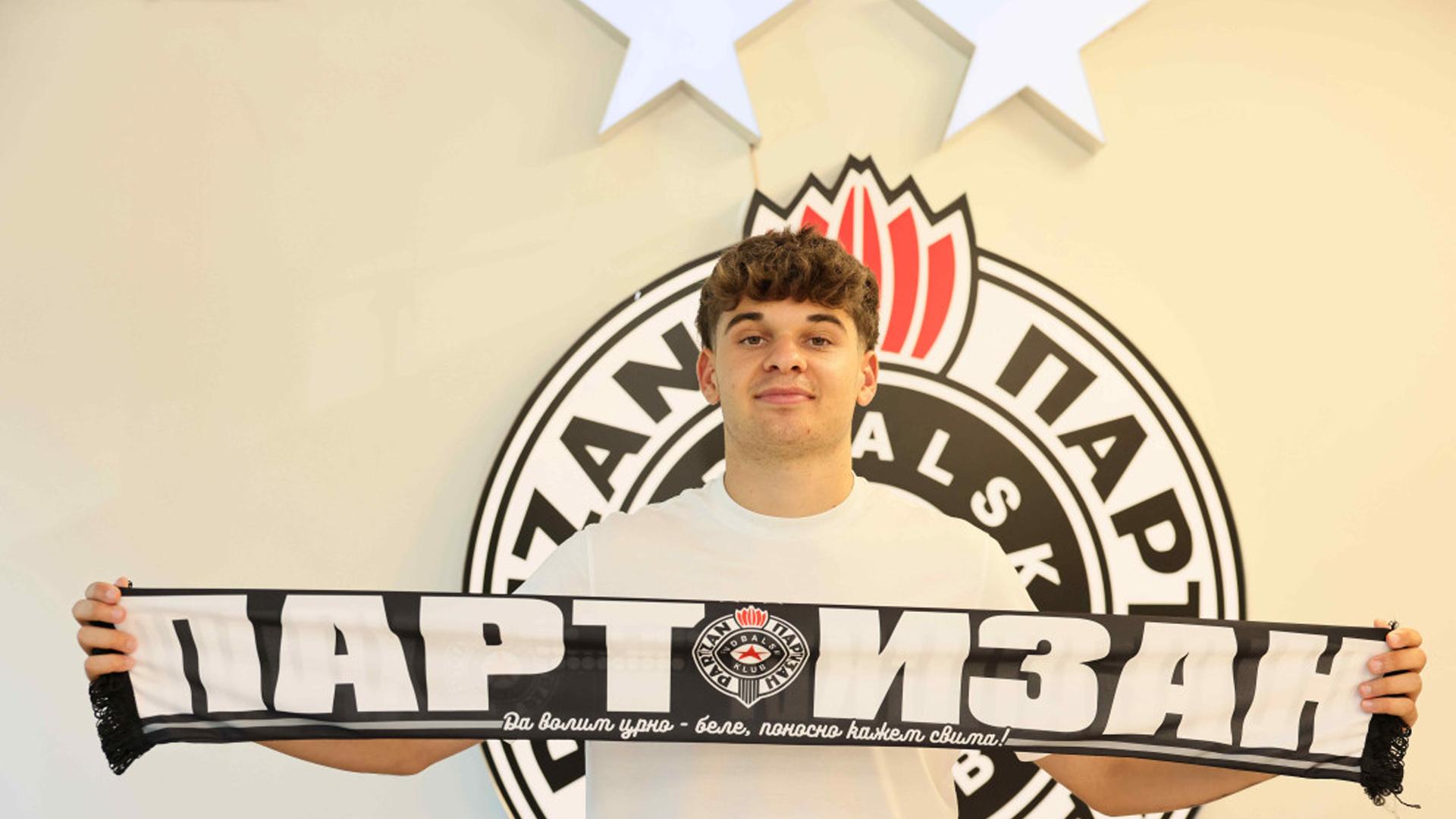 Ivan Vasiljević durante su presentación con el Partizan