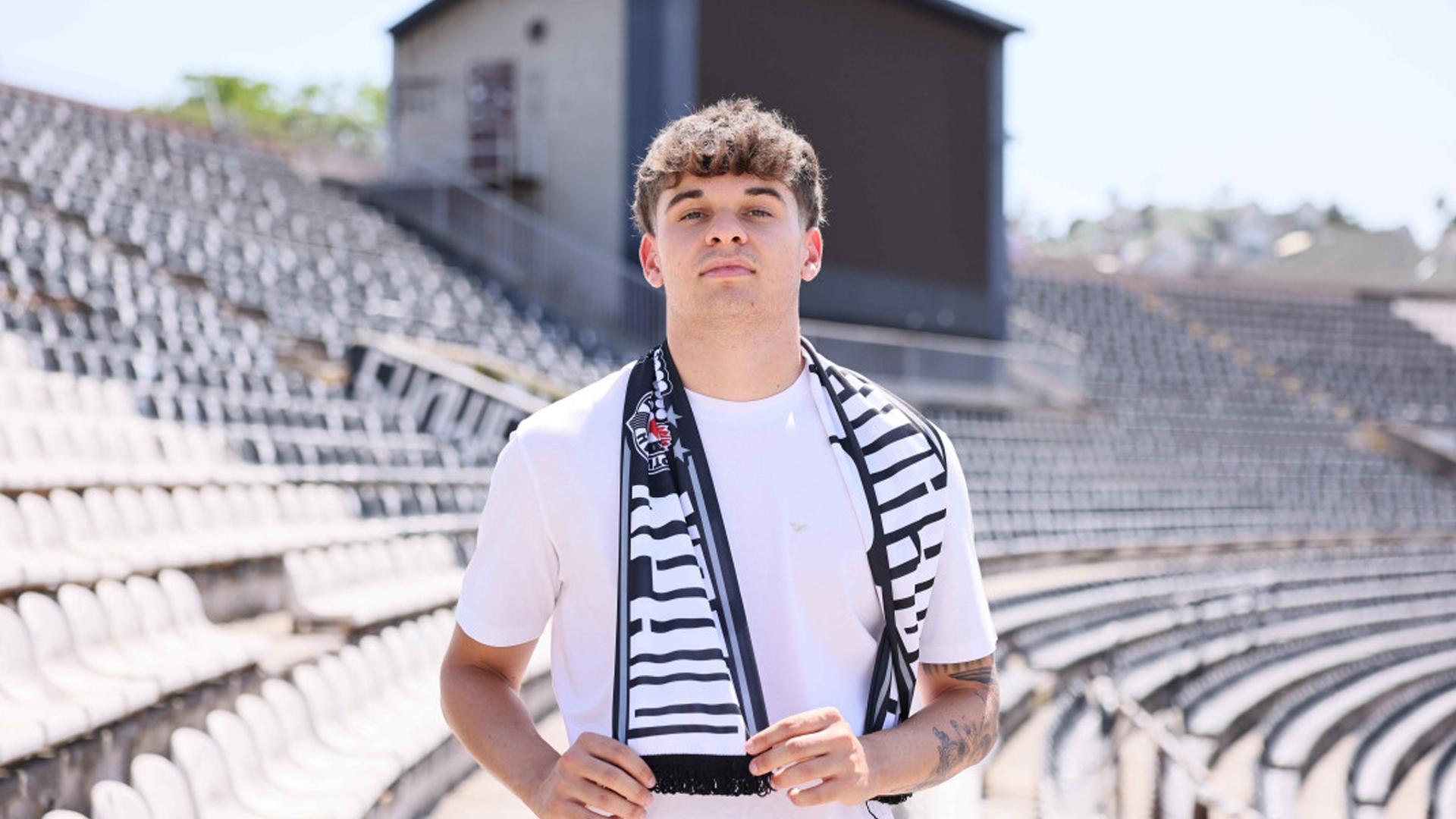 Ivan Vasiljević posa dentro del Partizan Stadium