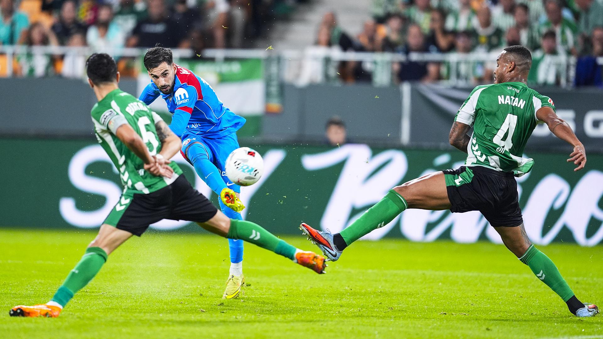 Baena supera con este derechazo a Bartra y Natan para colocar el 0.2 en el marcador /