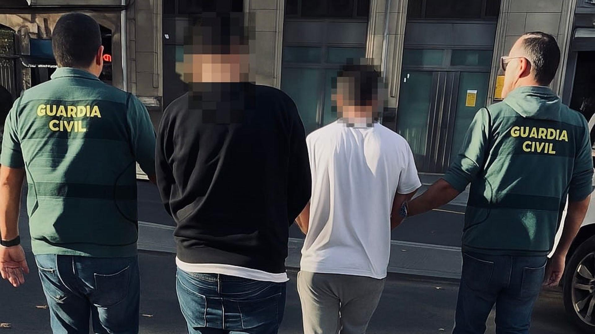 Imagen del momento de la detención de los dos varones en la localidad de Portugalete