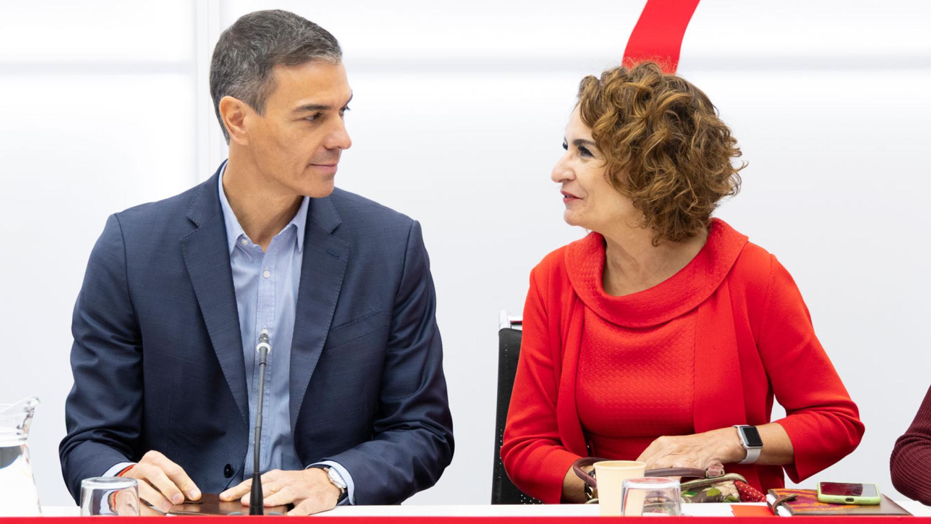 El presidente del gobierno y secretario general del PSOE Pedro Sánchez, y la ministra de Hacienda María Jesús Montero, este lunes durante la reunión del Comité Ejecutivo Federal en Madrid