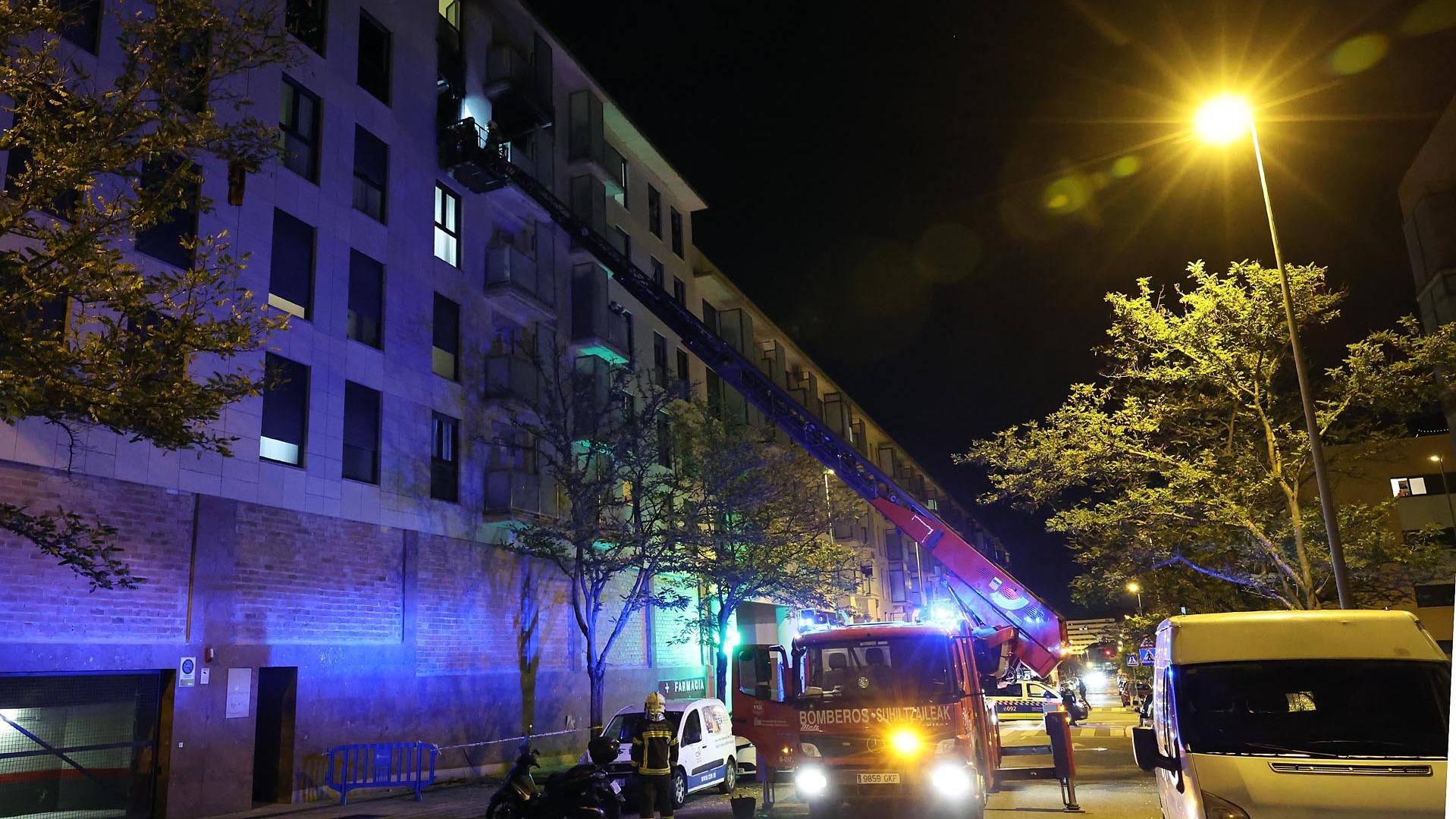 Fotos del incendio declarado en un piso del número 16 del paseo de Buztintxuri