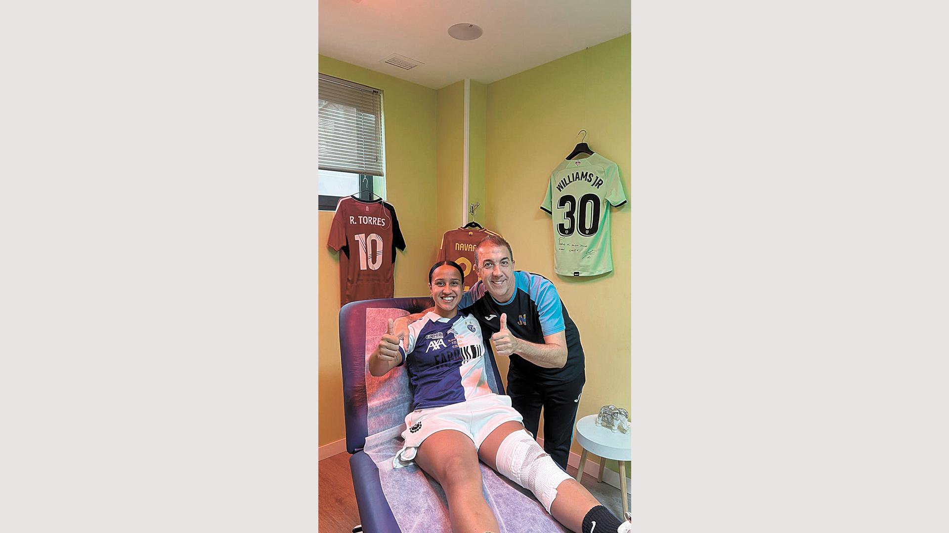 Dalila Ipólito, junto al fisioterapeuta Jose Vilariño, en su centro de Barañáin