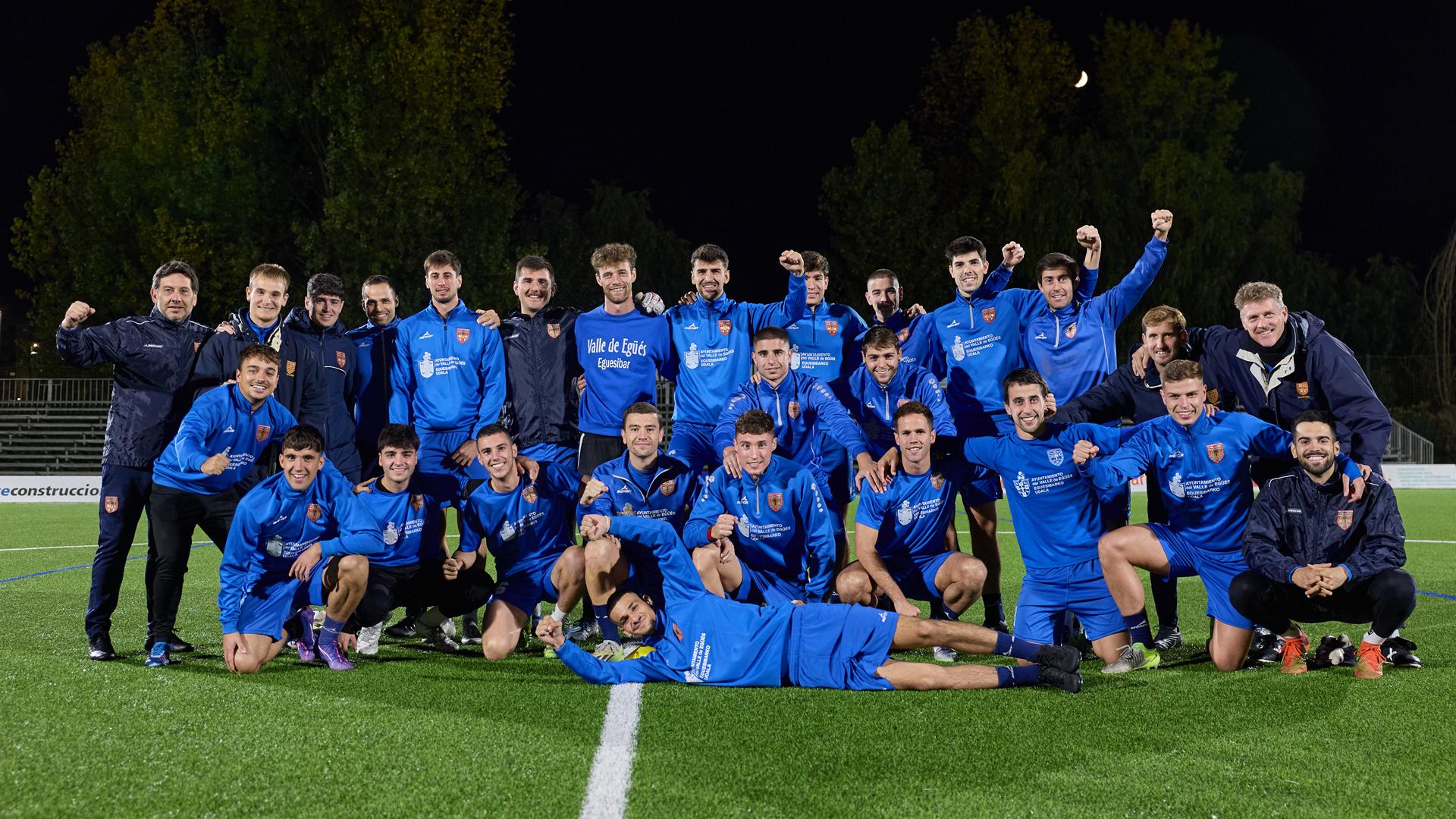 La plantilla y el cuerpo técnico del Valle de Egüés, antes de la sesión de entrenamiento en el Municipal de Sarriguren