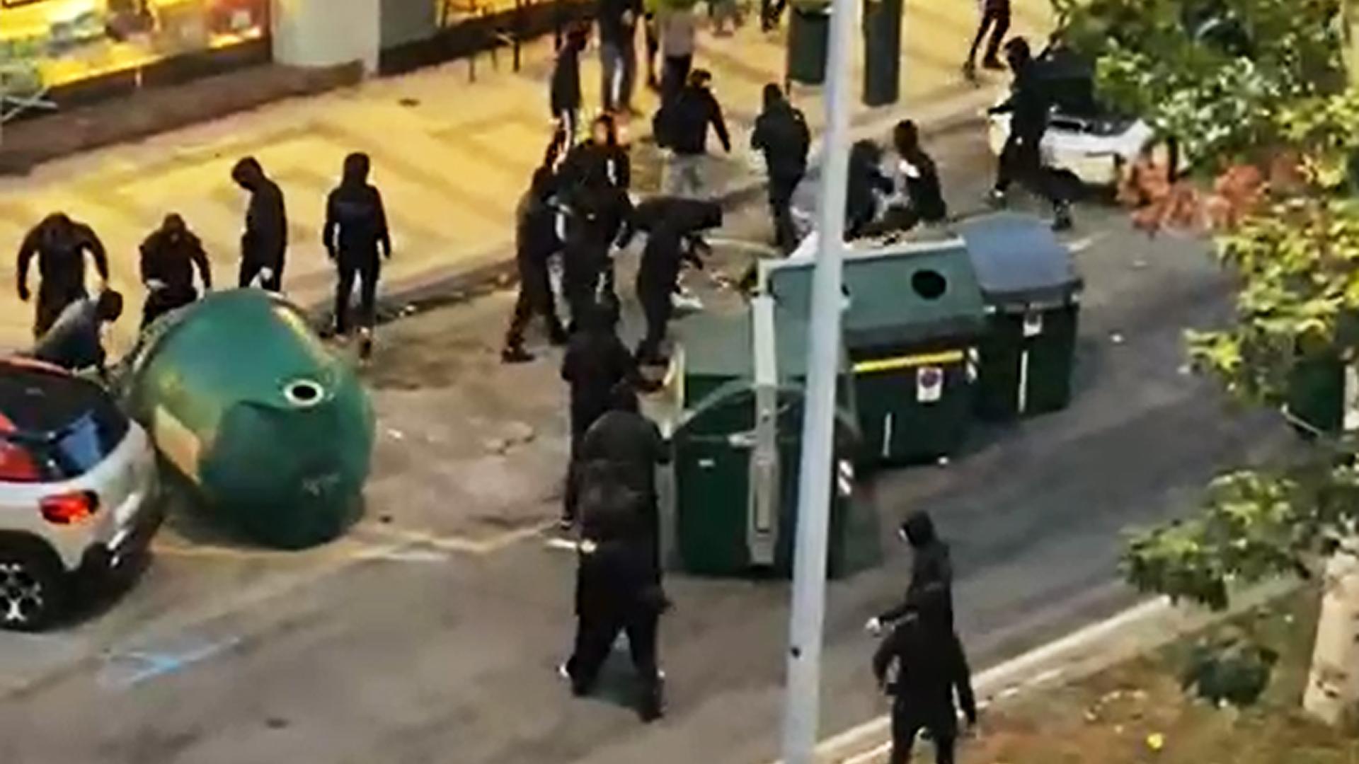 Varias personas volcaron los depósitos durante los altercados.