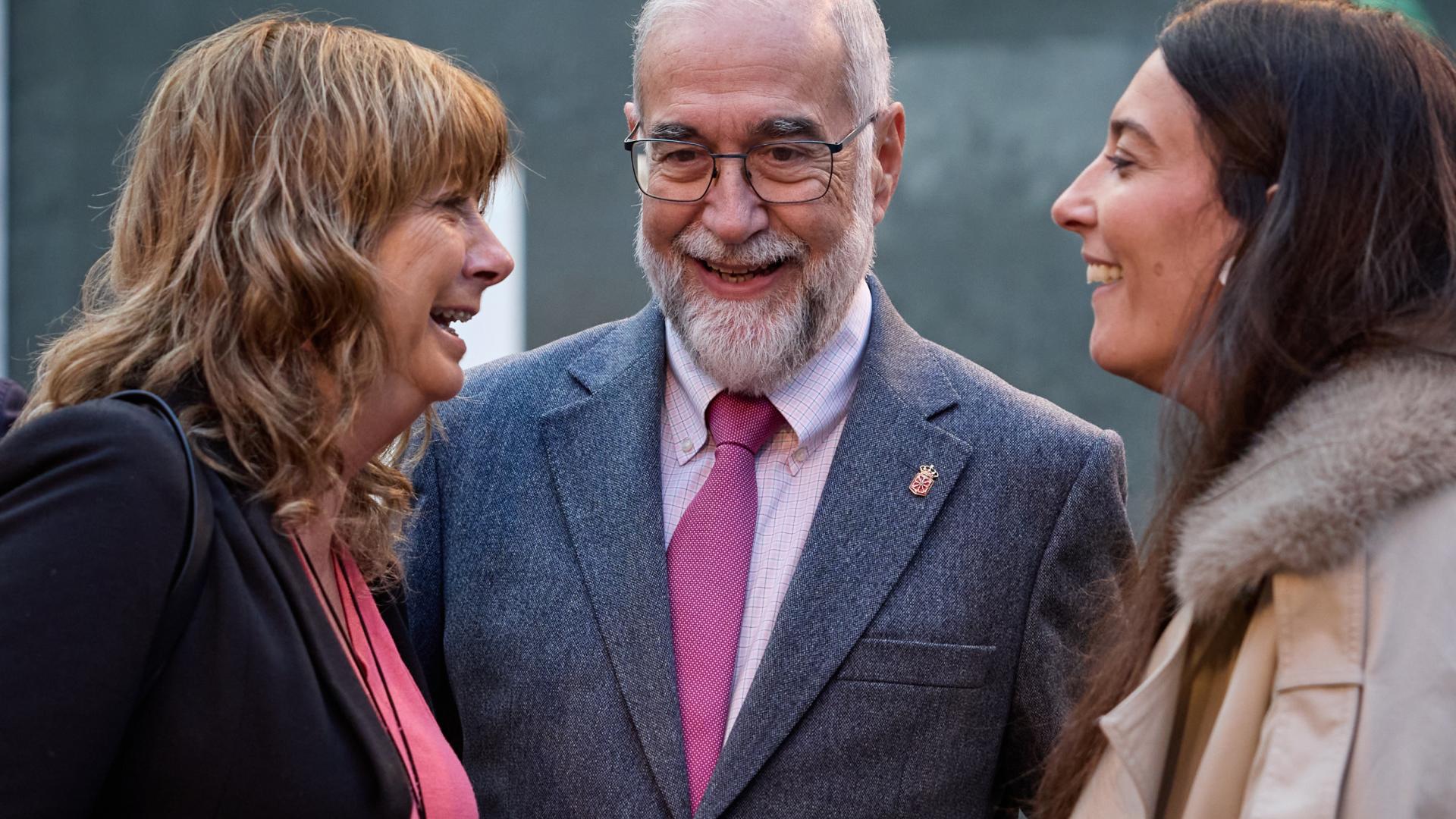 Fernando Domínguez junto a Ana Ollo e Inés Royo.