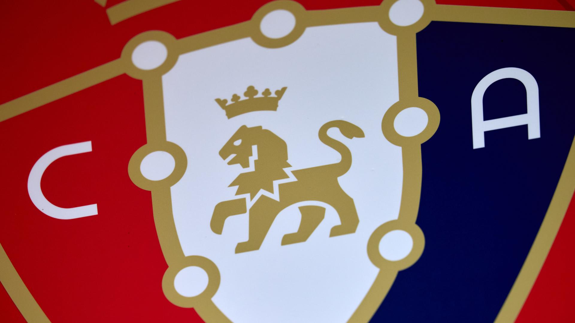 Un escudo de Osasuna en las instalaciones de Tajonar