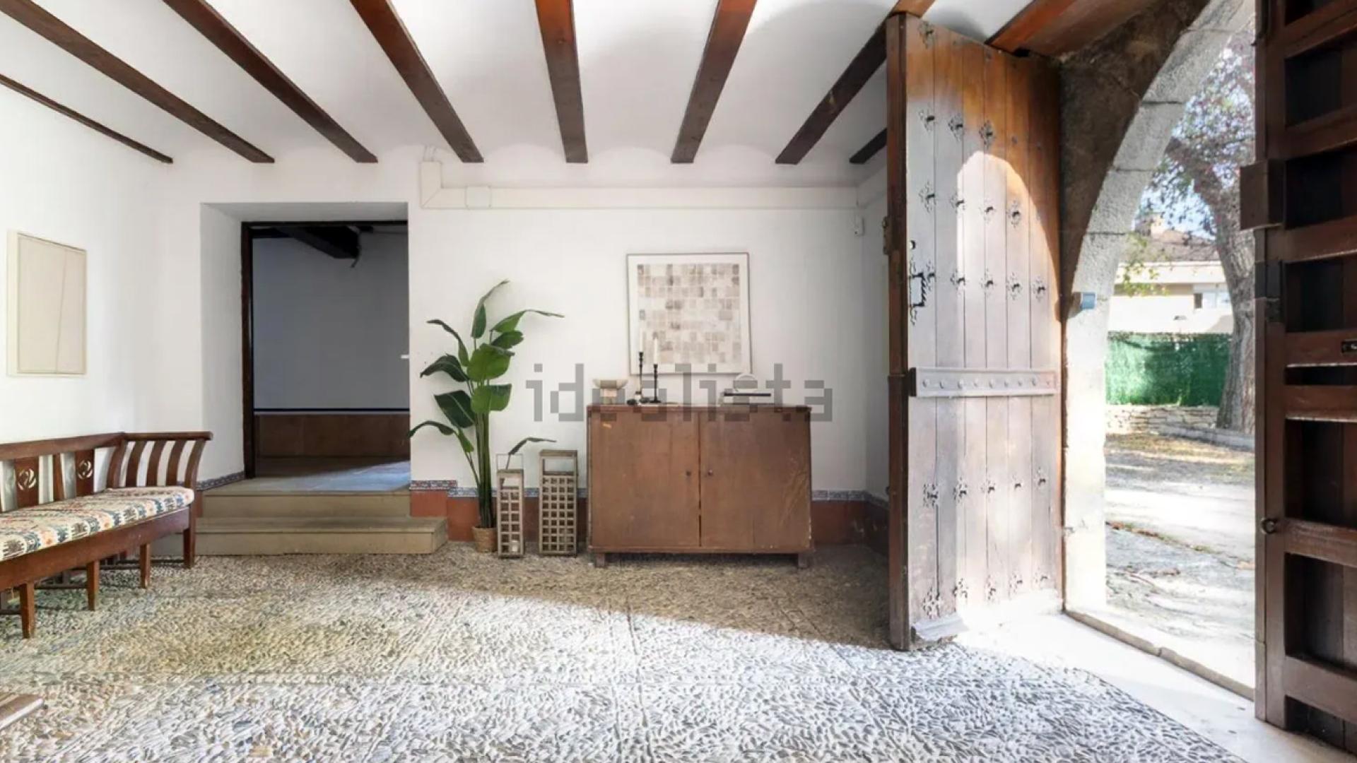 Recibidor de la casa con suelo en piedra de río