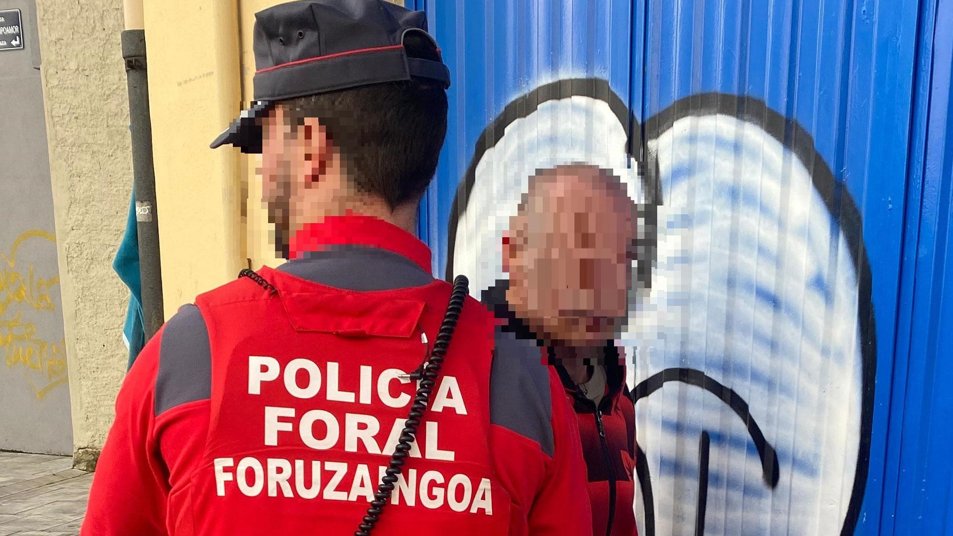 Momento de la detención de un hombre por tráfico de drogas en Burlada