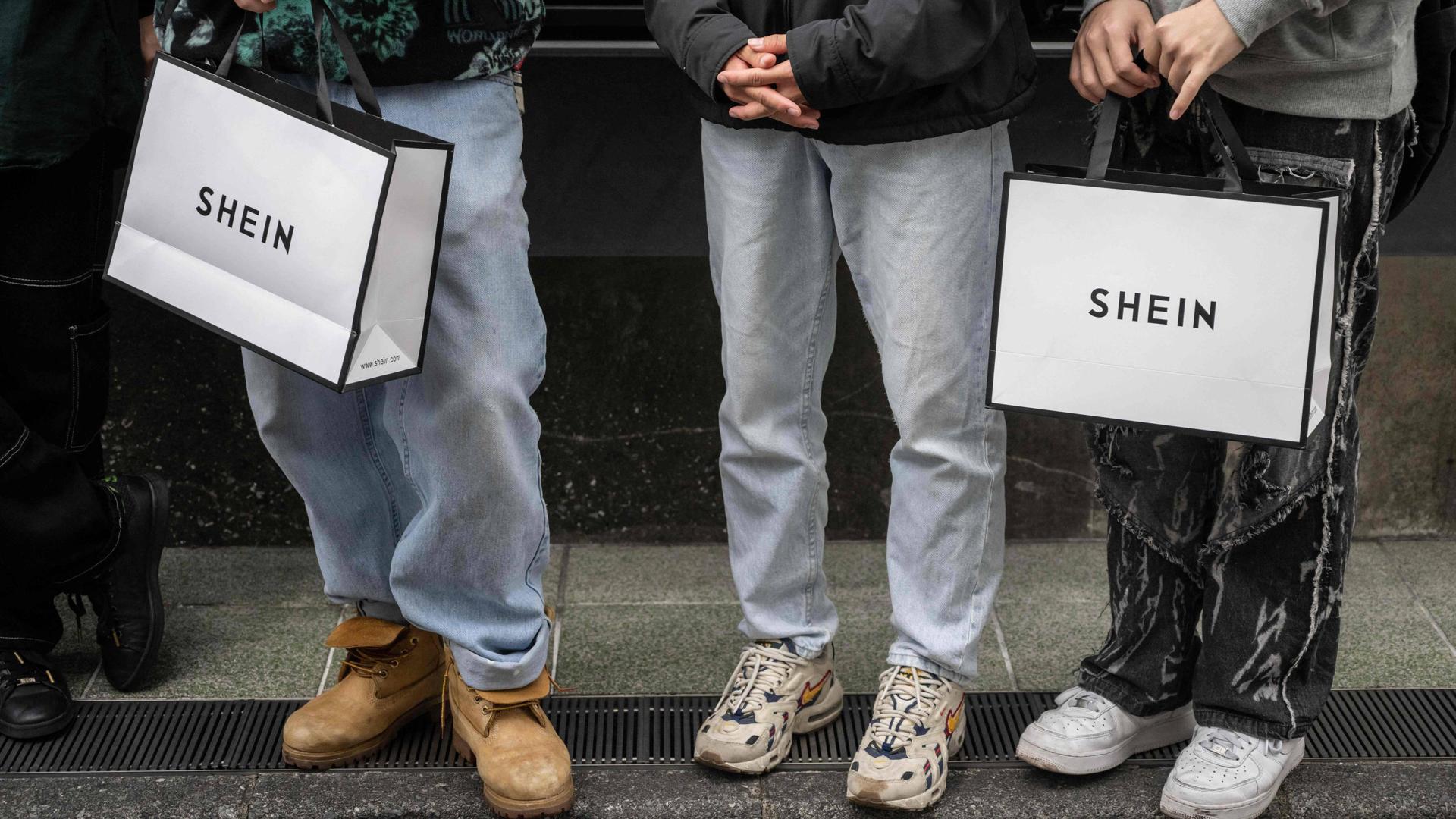 Varias personas sujetan bolsas de Shein