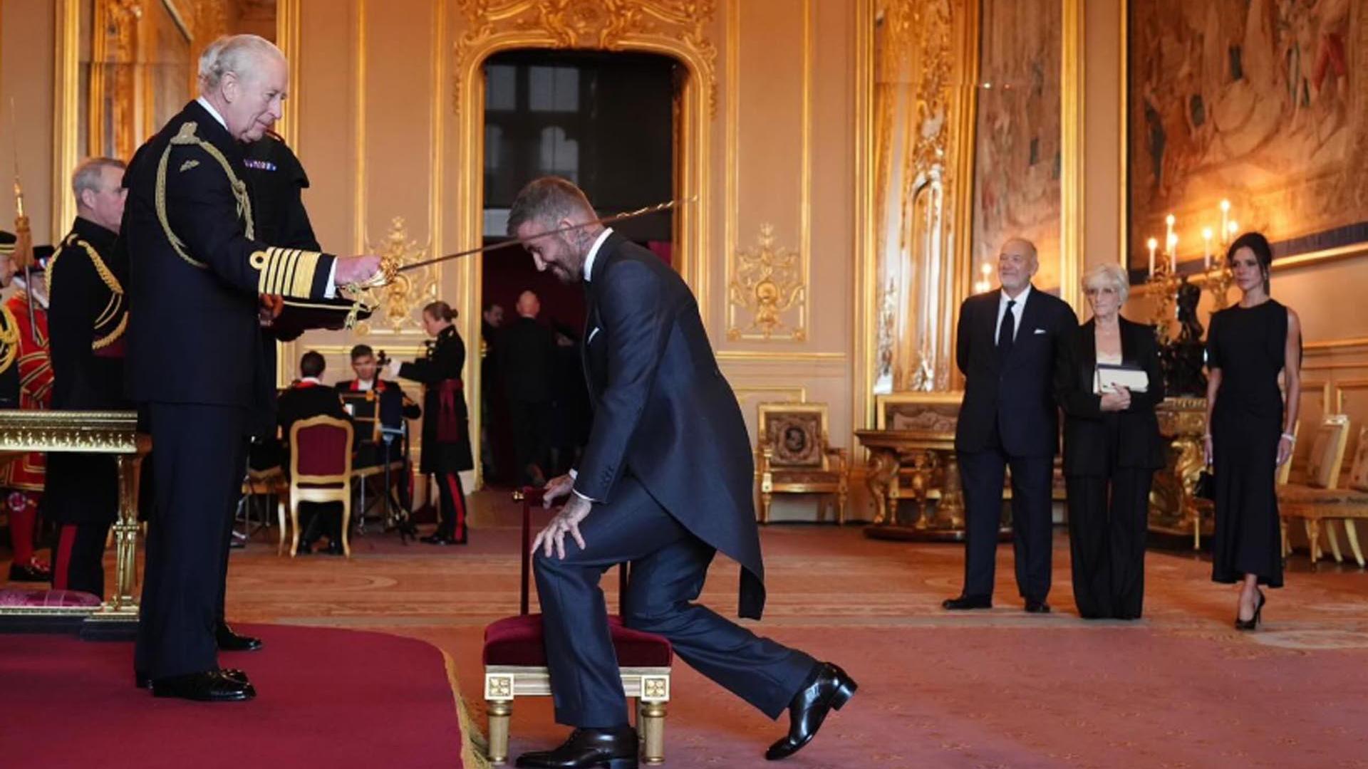 El rey Carlos III corona caballero a David Beckham