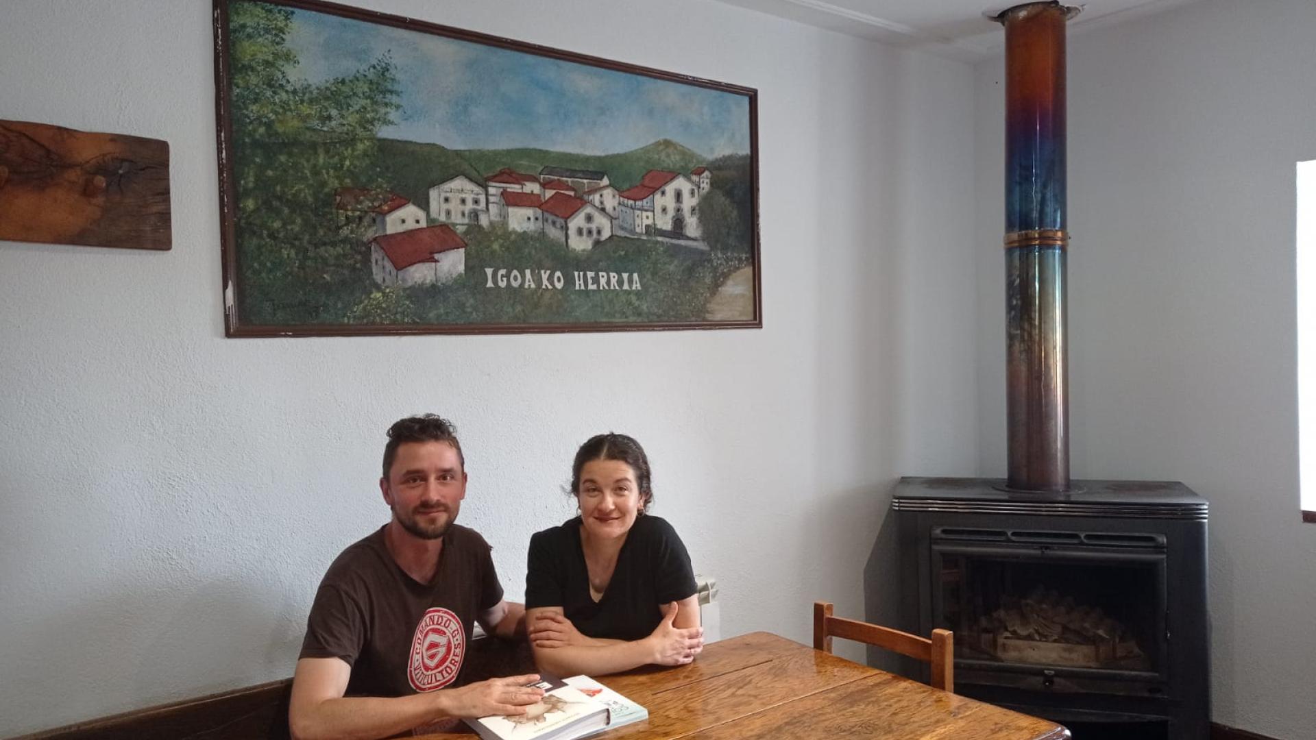 Bohumil Zacek y Sara Crisóstomo Redondo gestionan la Posada de Igoa desde la primavera.