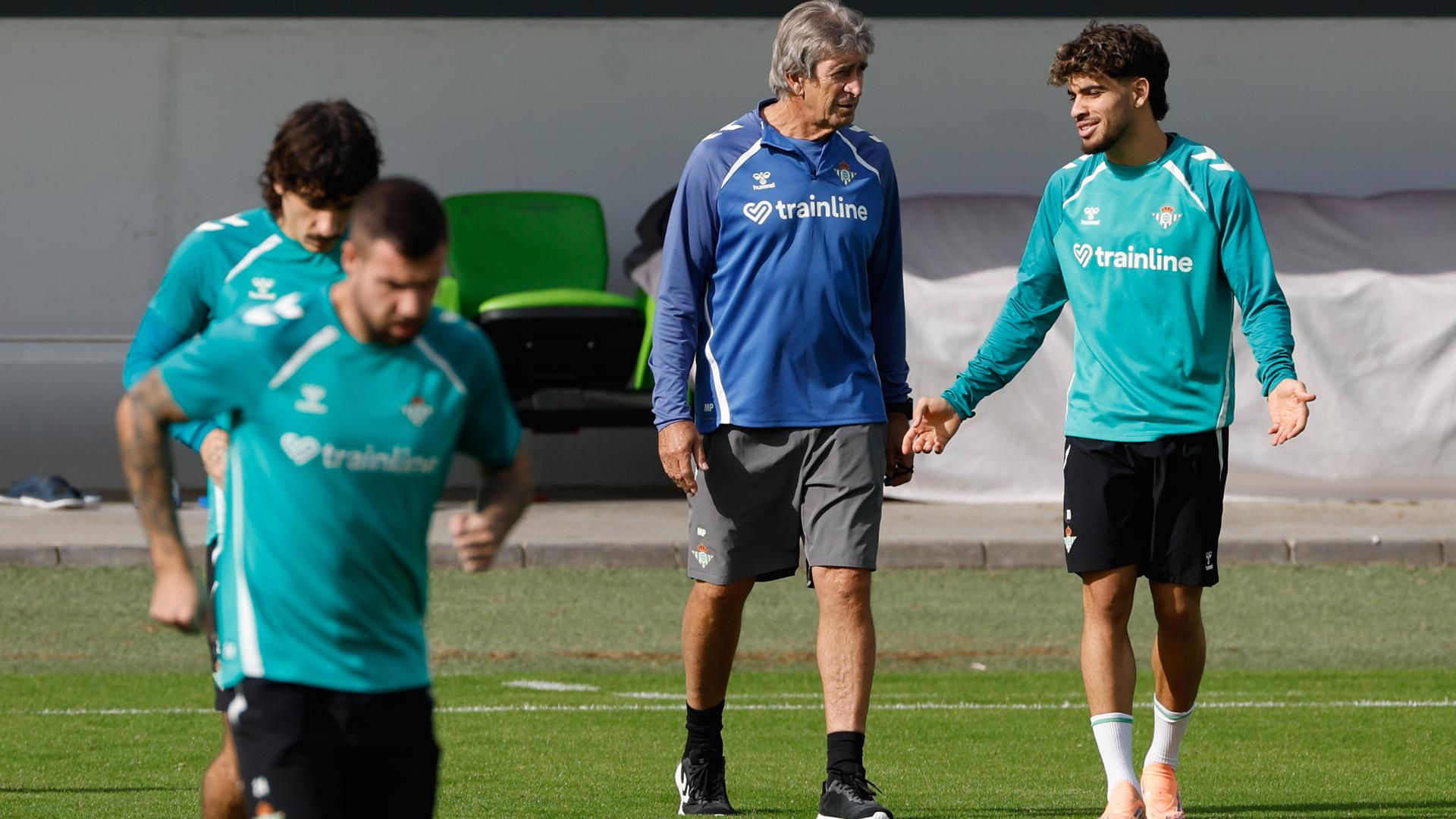 El entrenador del Real Betis, el chileno Manuel Pellegrini, conversa con el delantero Ez Abde