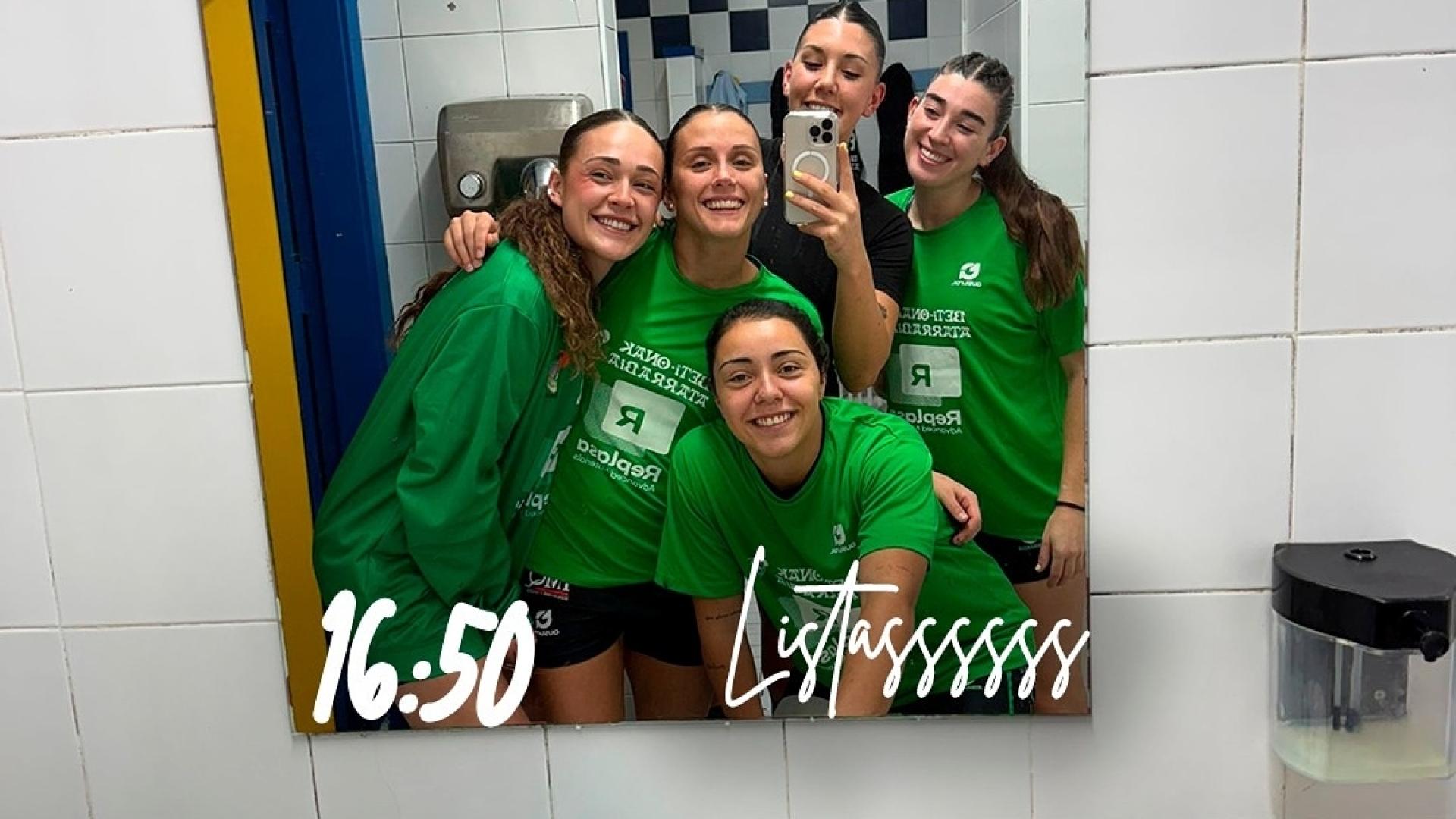 Una de las fotos compartidas por Mica Casasola de su rutina diaria. La argentina posa junto a Isi, Maca, Elsa y Nerea en el vestuario del Replasa Beti Onak en el polideportivo Hermanos Induráin de Villava