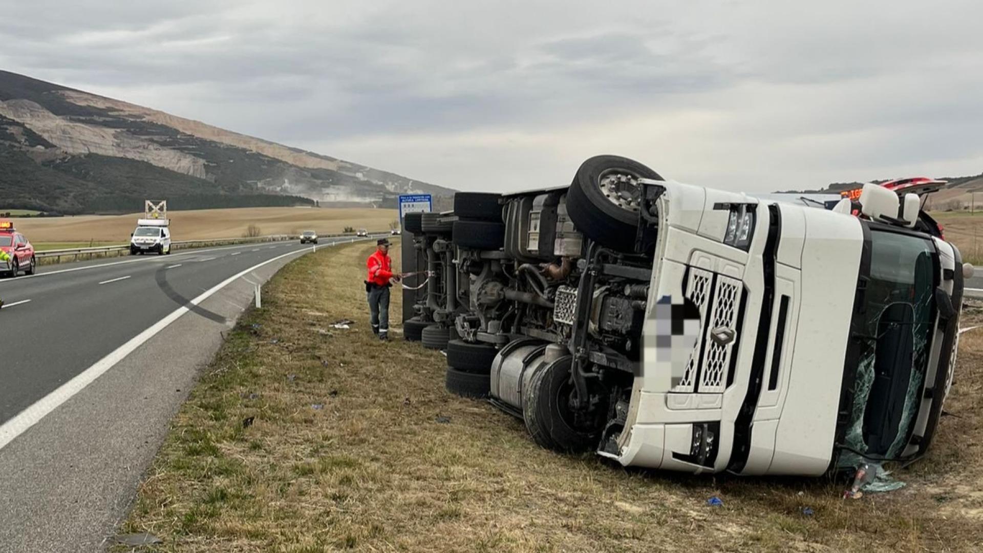 Camión que se ha salido de la carretera en Tiebas por el fuerte viento