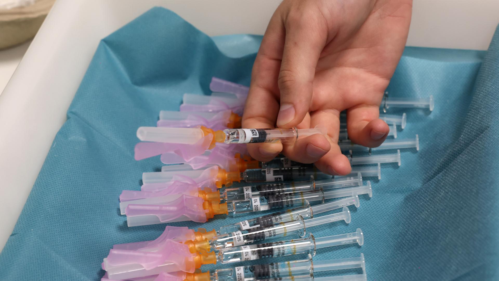 Varias dosis de la vacuna de la gripe preparadas para su administración.