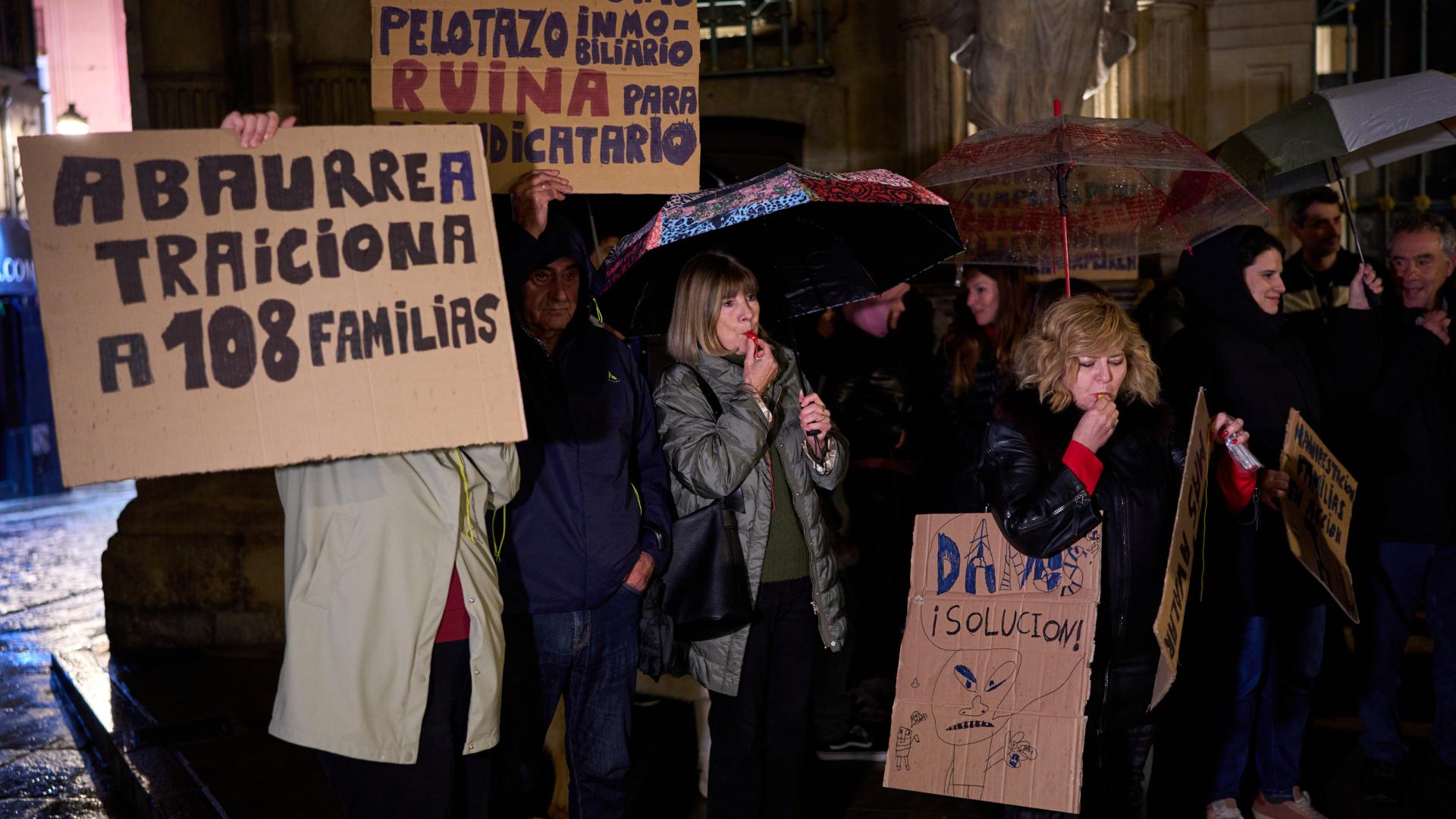 Concentración delante de la Casa Consistorial de Pamplona de los afectados por la promoción de VPO de Maristas