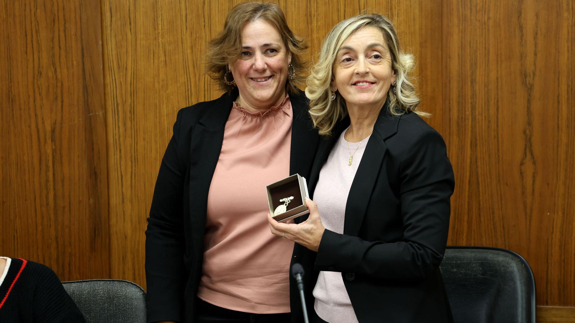 Marta Azcona, tras tomar posesión de su cargo junto a la alcaldesa, Marta Ruiz de Alda