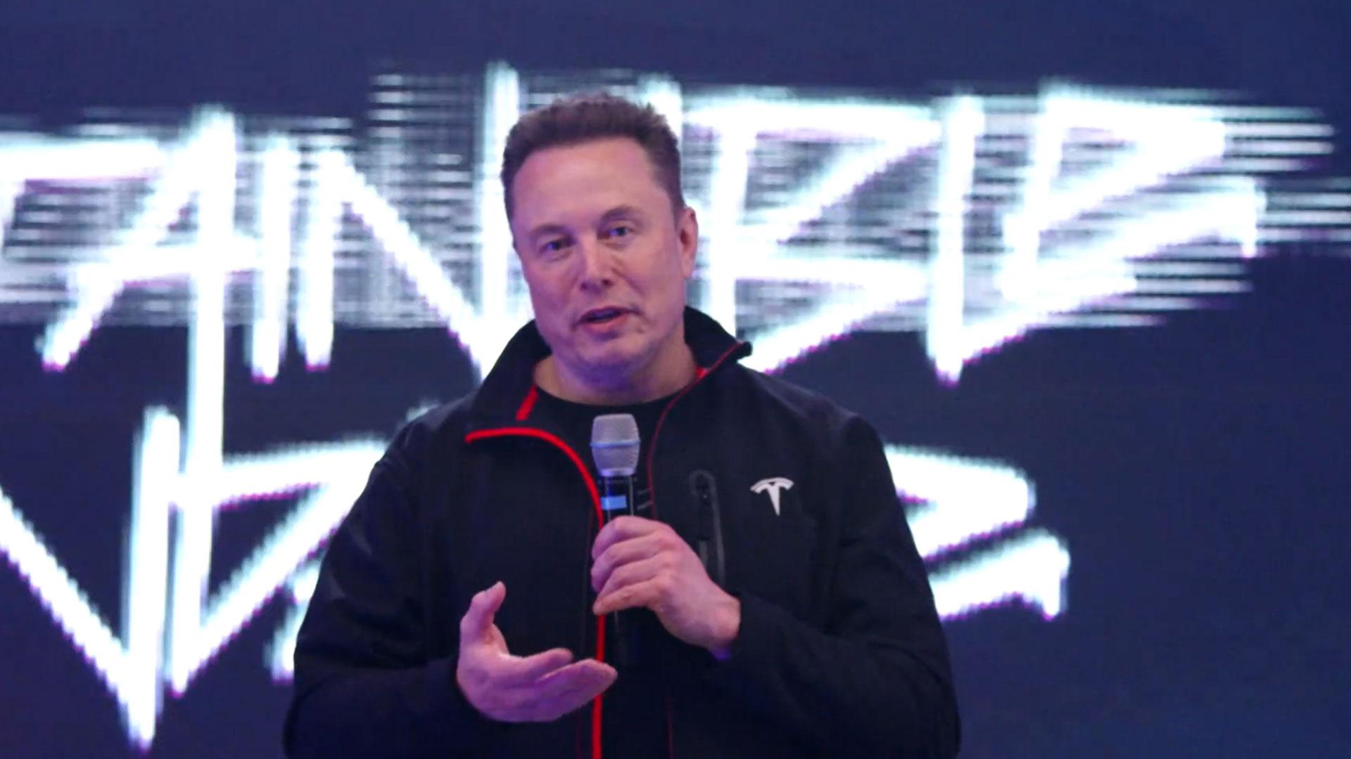 Captura de video tomada de la transmisión oficial de Tesla en X donde se ve a Elon Musk hablando durante el evento este jueves, en Austin