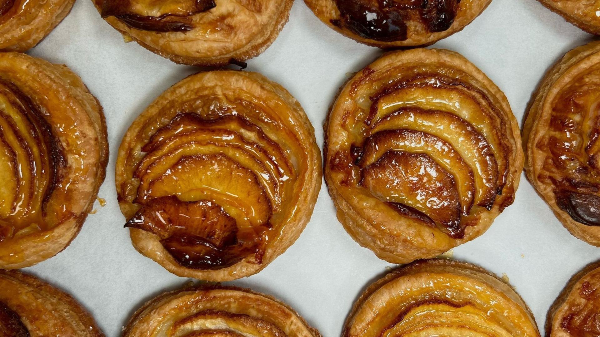 Tartaletas de hojaldre y manzana elaboradas artesanalmente en Hojaldres Martina