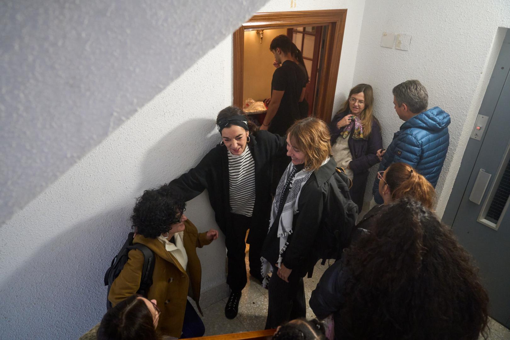 Asistentes aguardando en el rellano para poder acceder