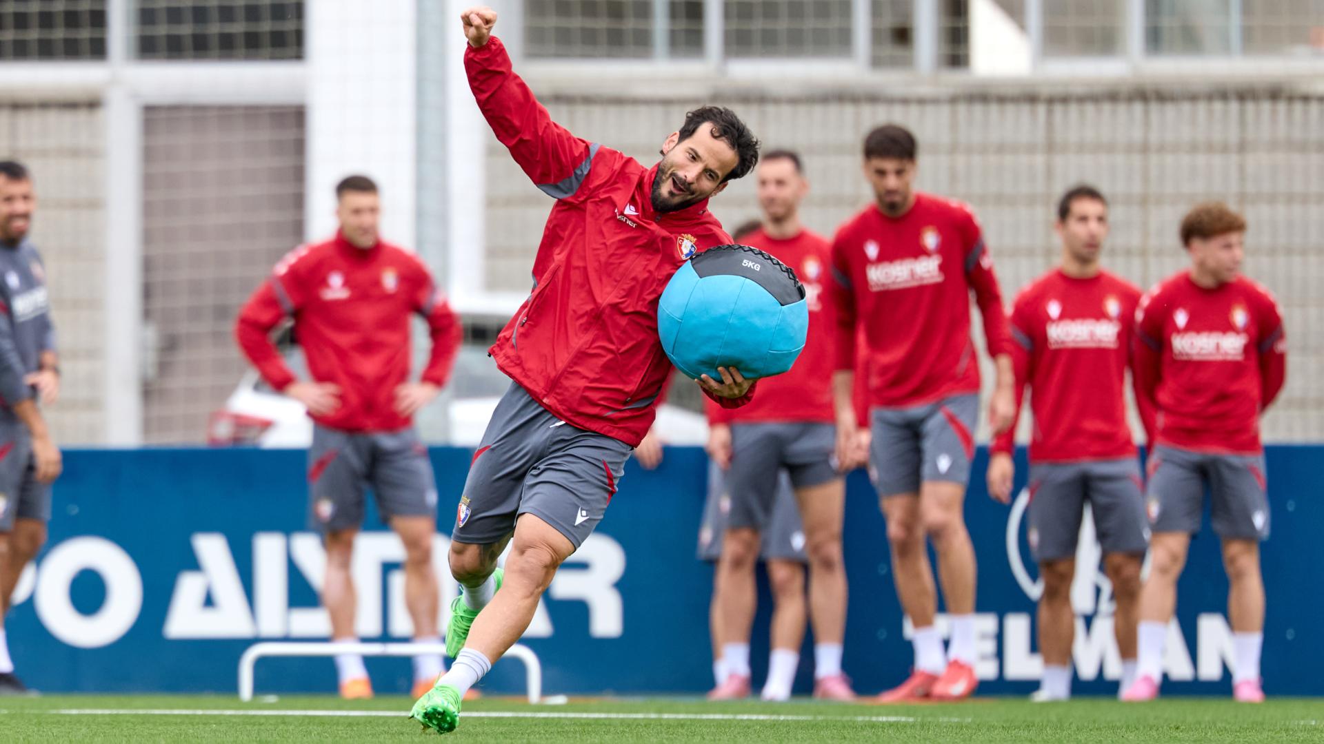 A: J.P. Urdíroz F: 07-11-2025 P: Rubén García L: Pamplona. Instalaciones del C.A. Osasuna en Tajonar. T: Fútbol. Entrenamiento del primer equipo.