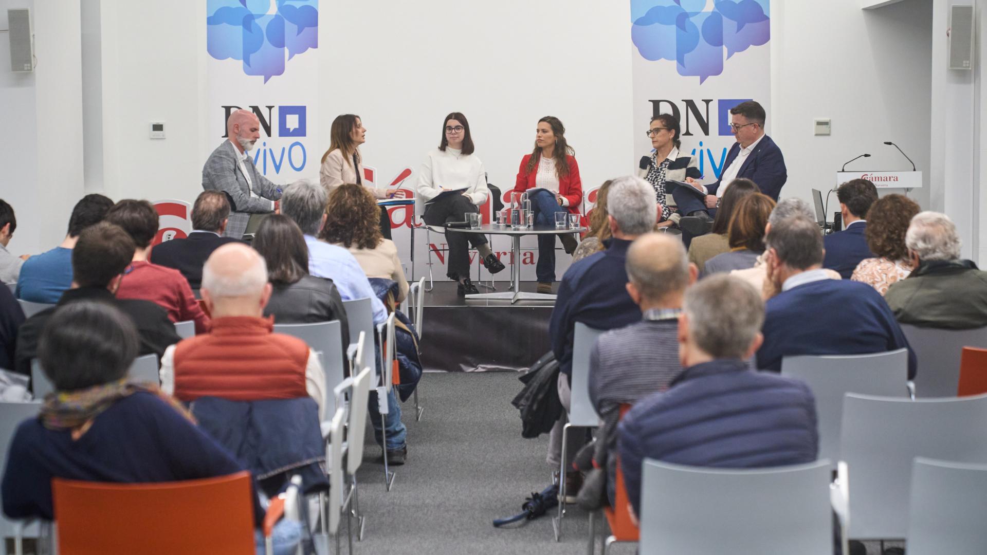 Vania Samperio, tercera por la izquierda, durante la jornada de Diario de Navarra sobre vivienda