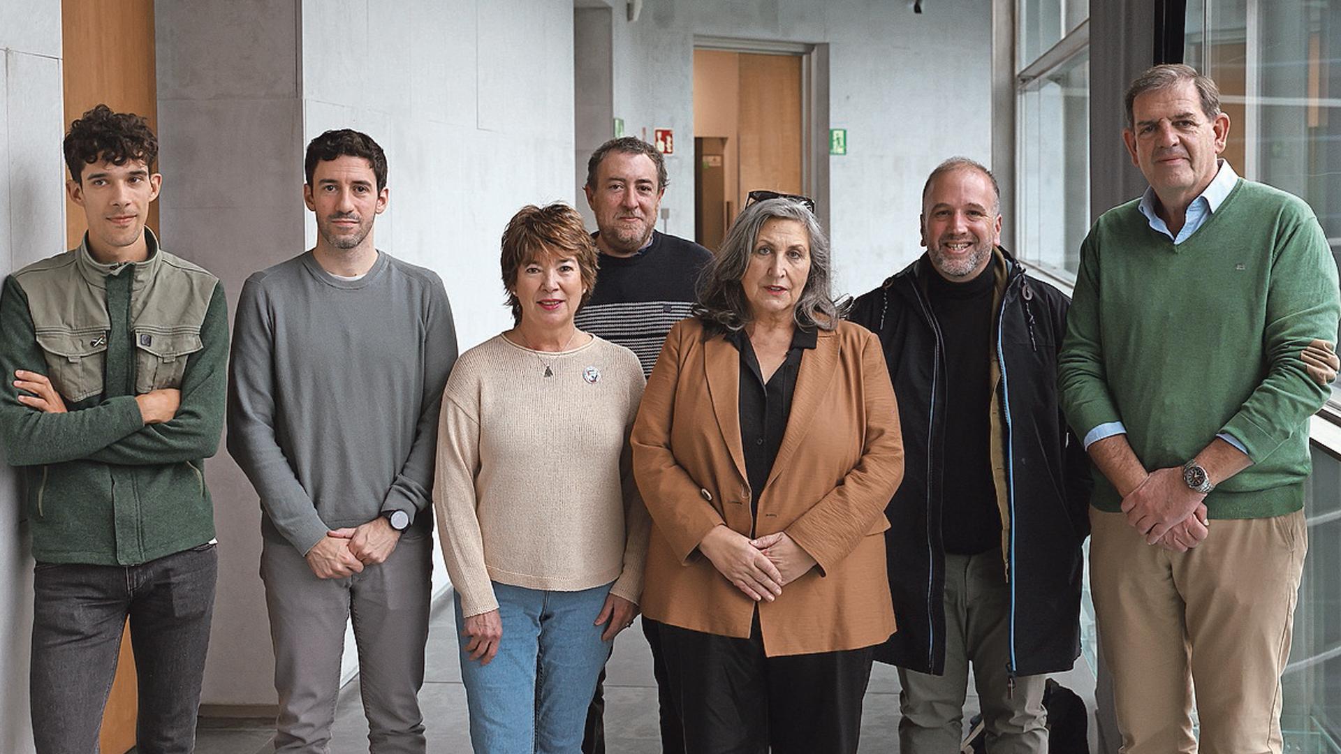 Antes de entrar en el Parlamento y desde la izquierda, Mikel Muñoz, Ibai Crespo, Isabel Gil, David Labeaga Carmen Puerta, David Cabrera e Íñigo Nagore