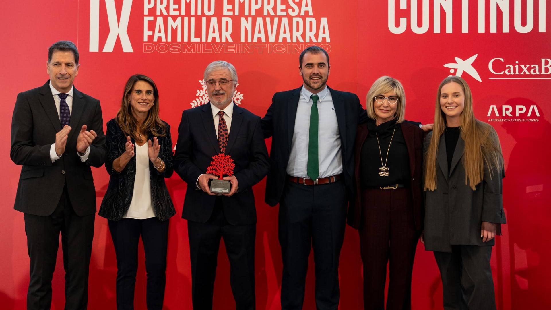 Jaime del Villar, fundador de Mainate, sostiene el galardón junto a su familia e Iñaki Ecay (presidente de ADEFAN) e Isabel Moreno (directora territorial Ebro de CaixaBank)