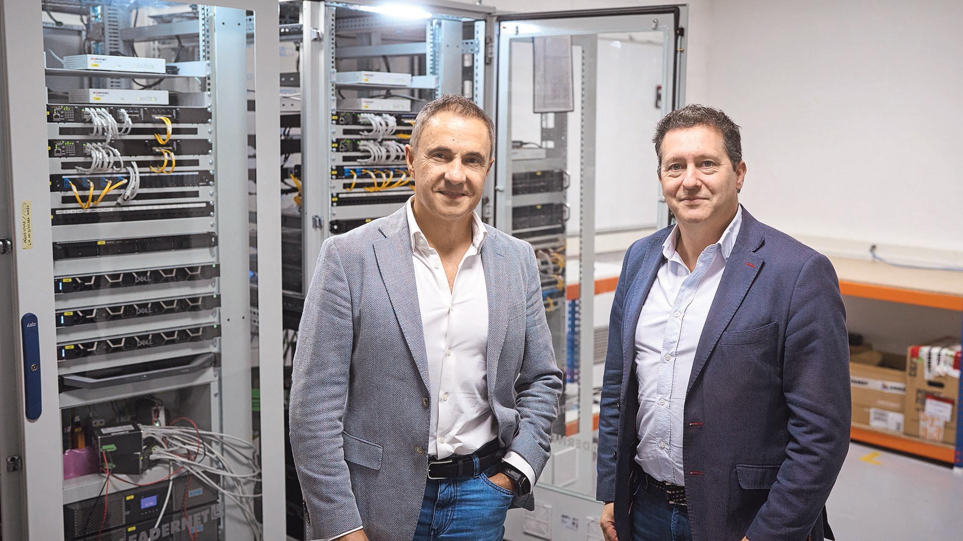 Tito Heredero (izquierda) y Alberto Madrid, presidente y director general, respectivamente, de Leadernet, delante de unos armarios de torres meteorológicas