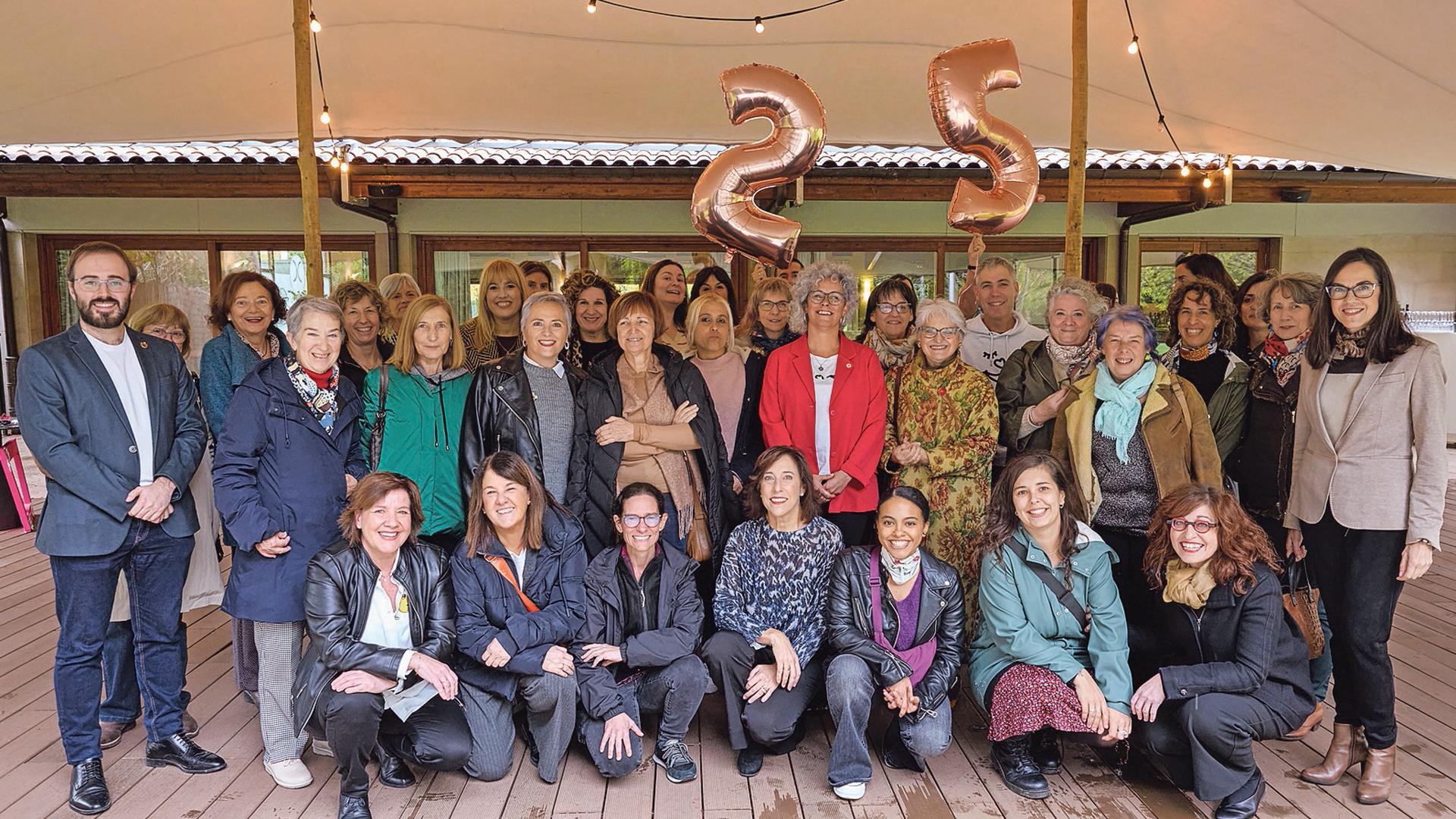 Foto de familia de las personas participantes en la jornada de celebración, en Huarte, de los 25 años de la red de infancia en Burlada