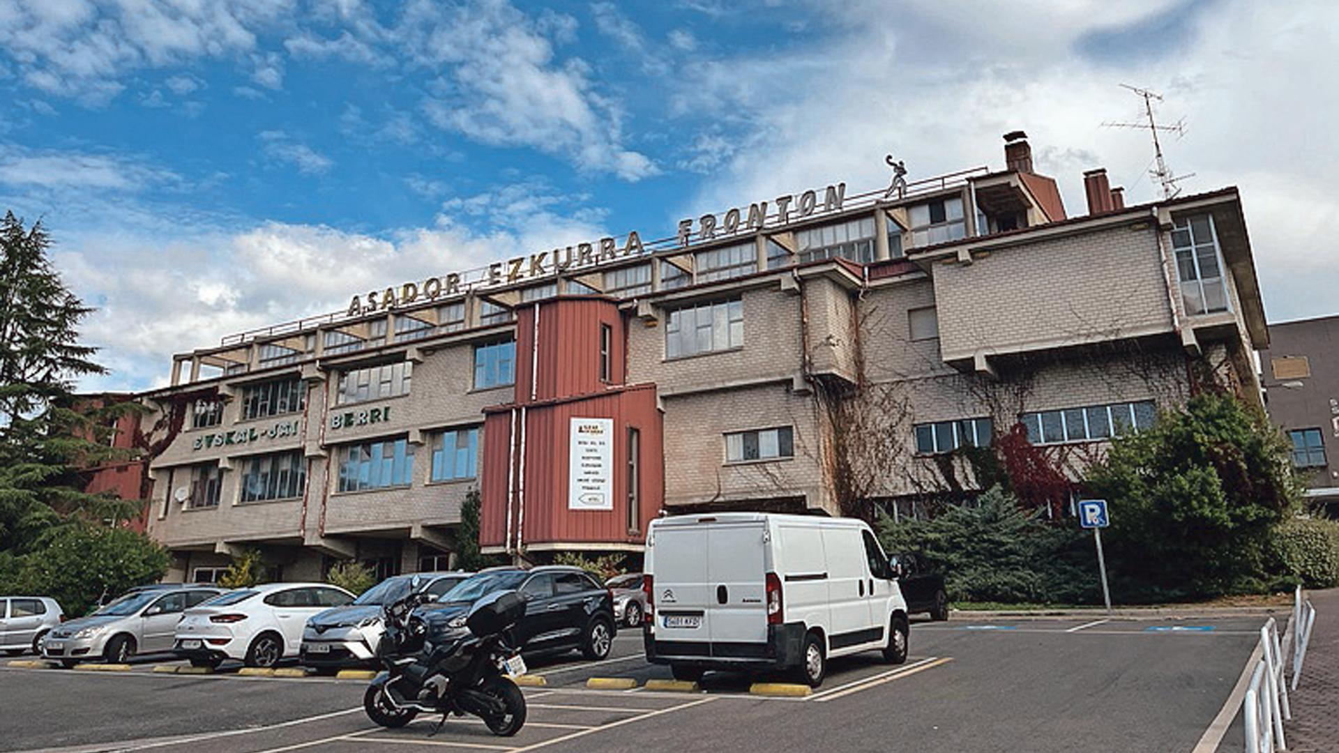 Vista del edificio del frontón Euskal Jai, en Itaroa
