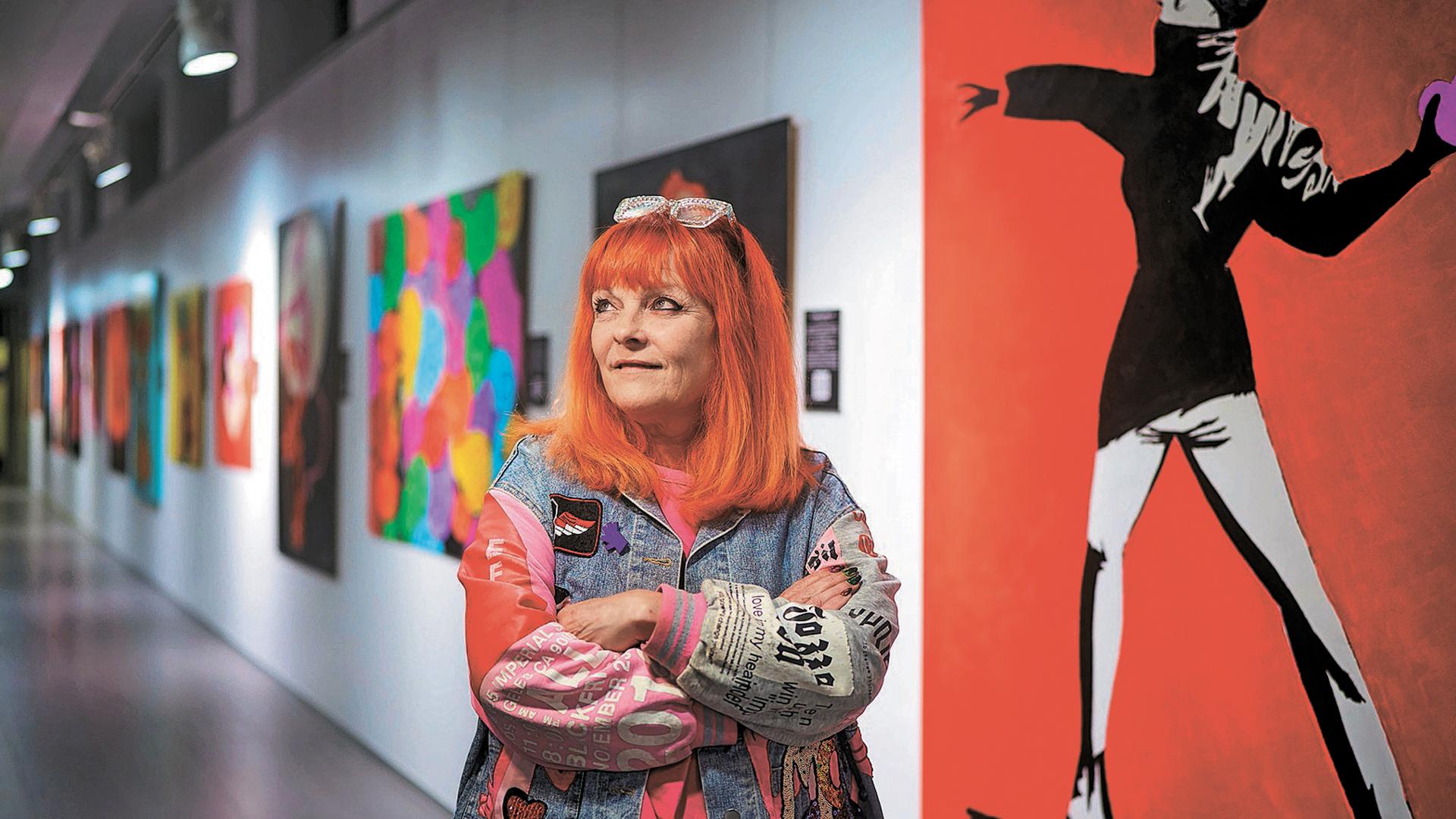 Amaia Olcoz, en Civivox Milagrosa. Tras ella, ‘Heart thrower', obra en homenaje a las ‘guerreras’ de países donde ser mujer es muy difícil