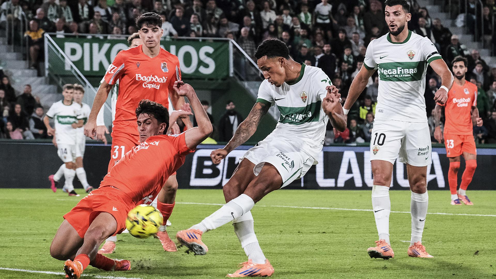 El delantero del Elche, Álvaro Rodríguez, anota el tanto que ponía por delante al Elche en el encuentro /