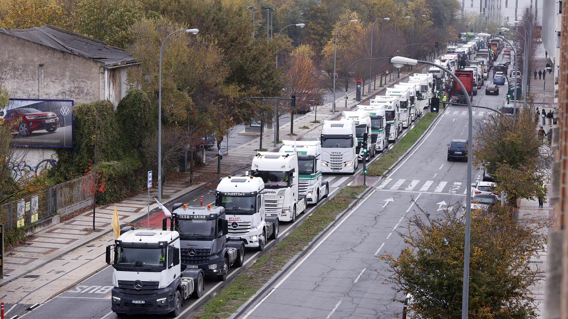 Más de un centenar de camiones han tomado este sábado las calles de Pamplona en respuesta a una convocatoria de las asociaciones TRADISNA, ANET e HIRU para reclamar al Gobierno de Navarra "peajes para nadie, fiscalidad justa e infraestructuras seguras" para el sector del transporte
