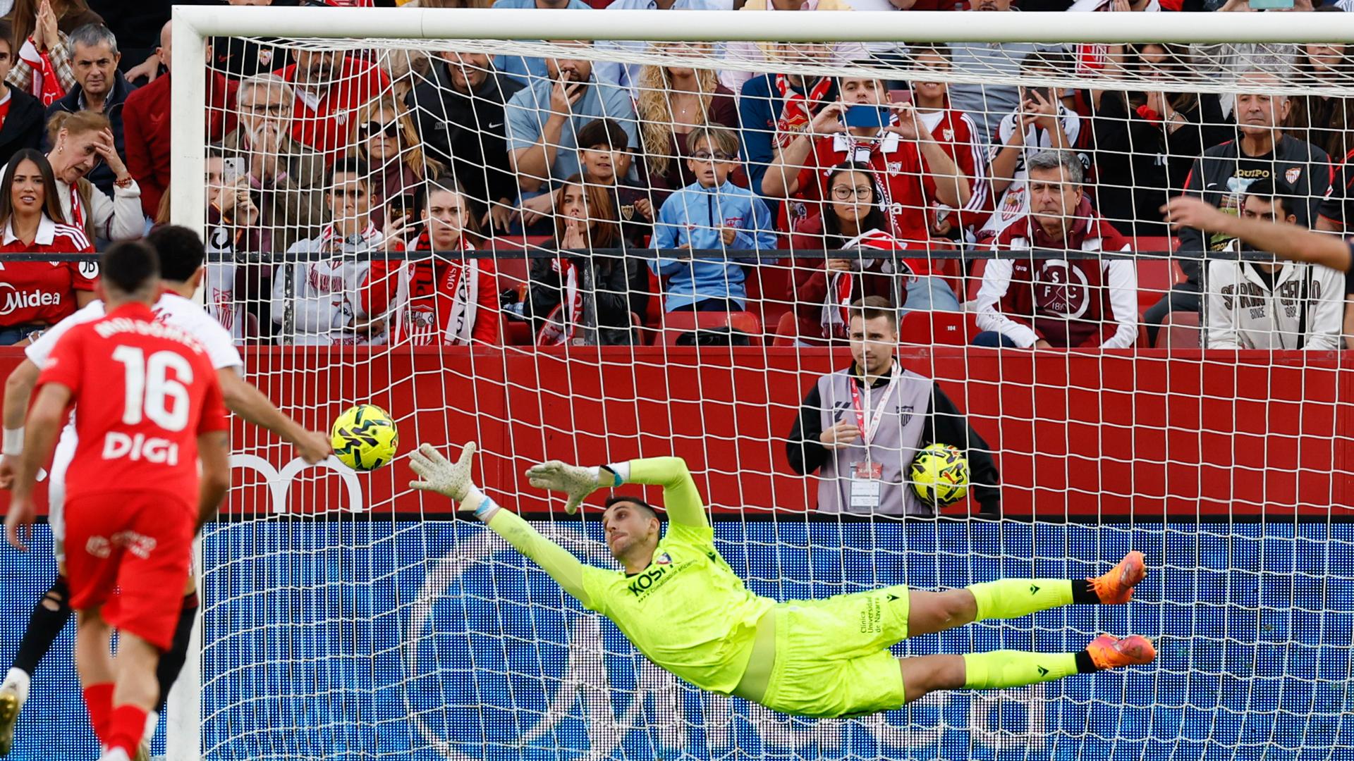 El centrocampista del Sevilla Rubén Vargas (i) marca el 1-0 de penalti