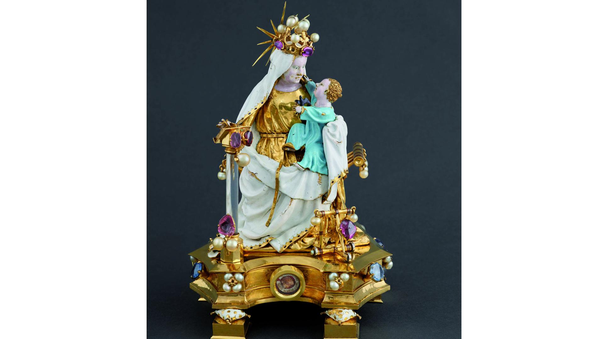 La figura de la Virgen de la reina Leonor que puede verse en el Archivo.