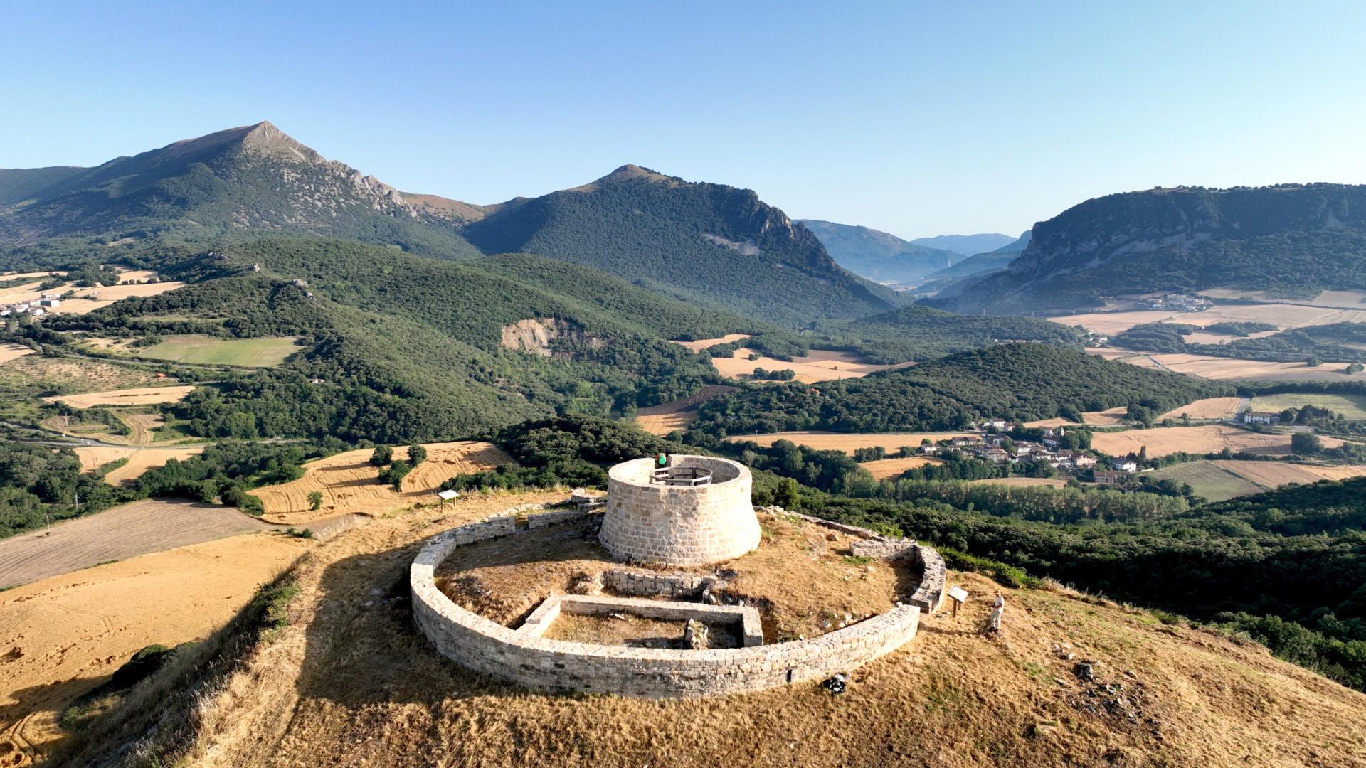 Vista aérea del castillo de Garaño, con la torre y la muralla reconstruidas tras el proceso de recuperación llevado a cabo junto al Ayuntamiento del Valle de Ollo.