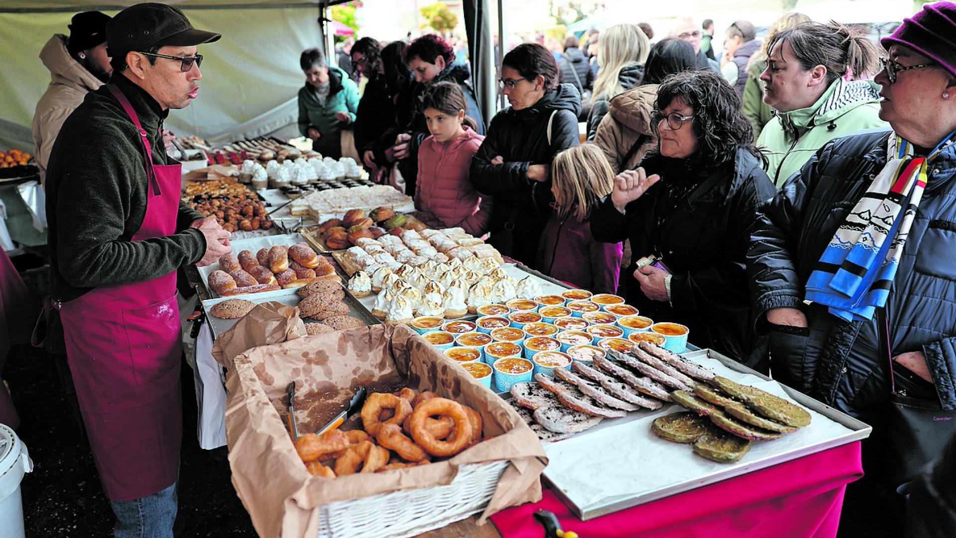 Puesto de dulces artesanos en las Ferias de San Martín, en Urroz Villa