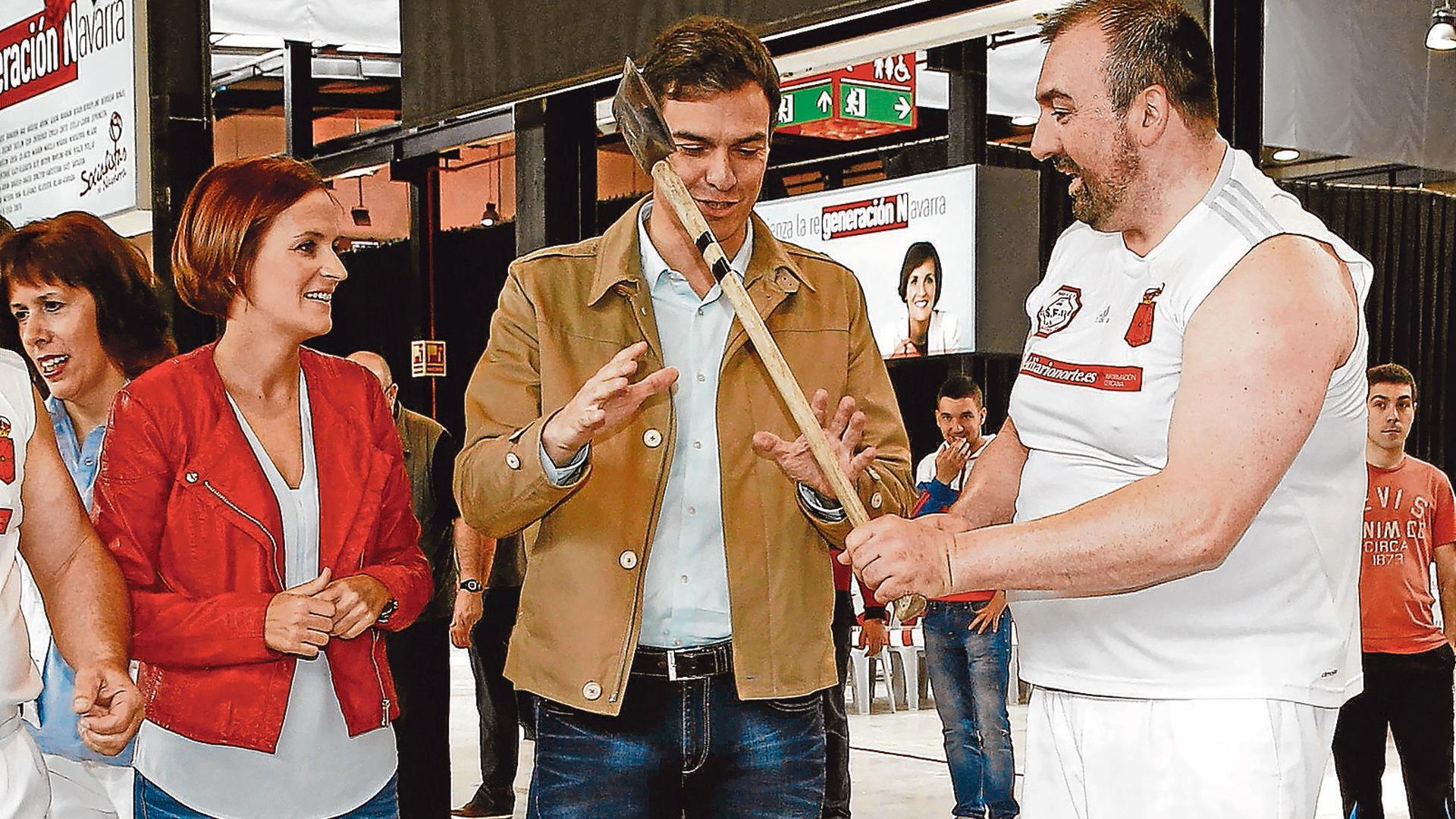 Pedro Sánchez y María Chivite, el 25 abril de 2015 -cuando él era secretario general del PSOE y ella, secretaria general del PSN-, charlan con Koldo García, en una exhibición de aizkolaris en Pamplona, con motivo del Día de la Rosa, la fiesta anual del partido socialista
