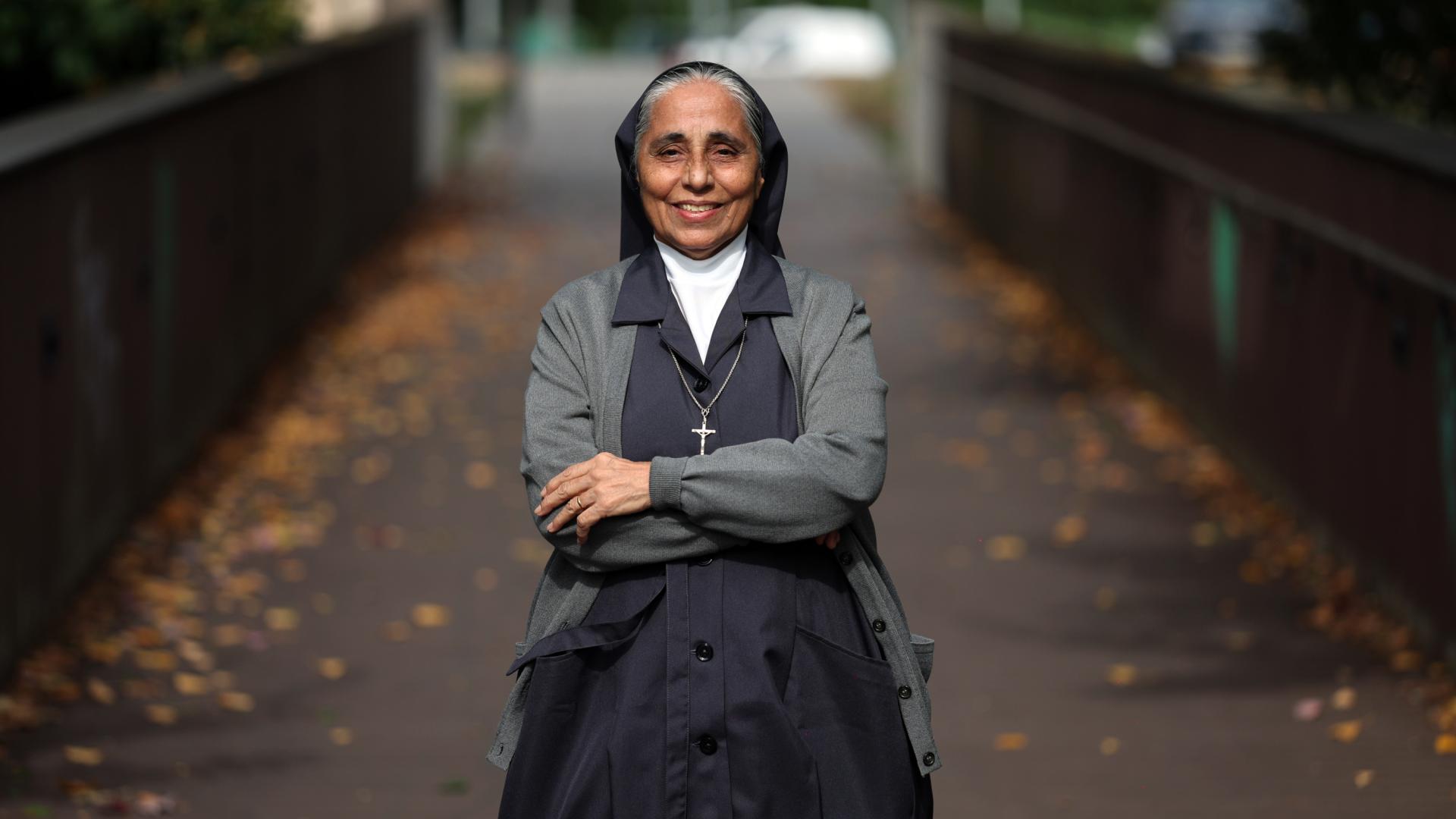 Savita Parmar, hermana de la Caridad de Santa Ana, nació en India hace 71 años y coordina el centro Elsie Gaches para personas con discapacidad en Filipinas. En la imagen, en un parque de Pamplona